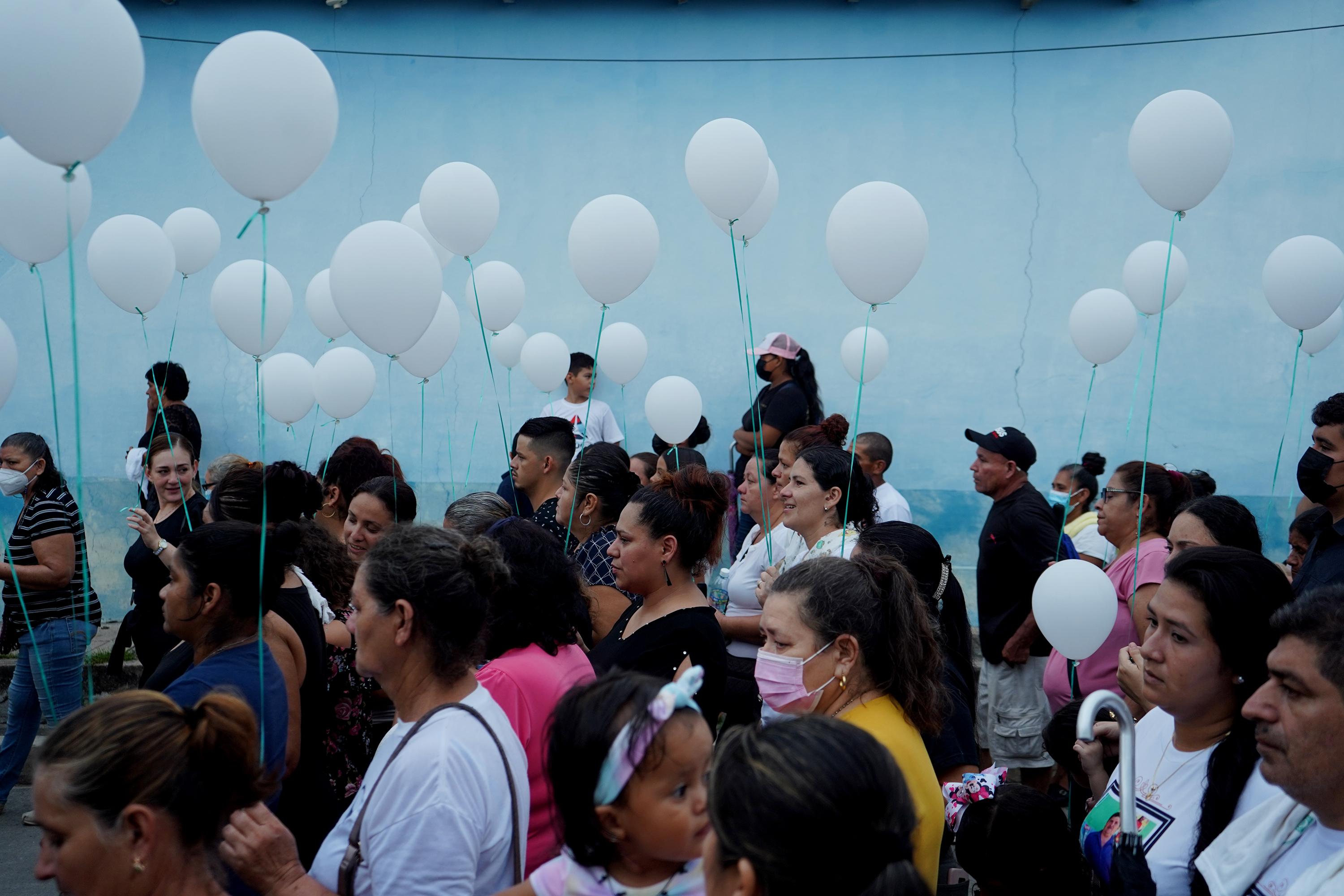 Family and neighbors at the burial on Aug. 26, 2022, for Francisco Huezo. A respected dairy producer from La Reina, Chalatenango, he died at 64 in Mariona Prison during the state of exception enacted in March, 2022. Photo: Víctor Peña/El Faro