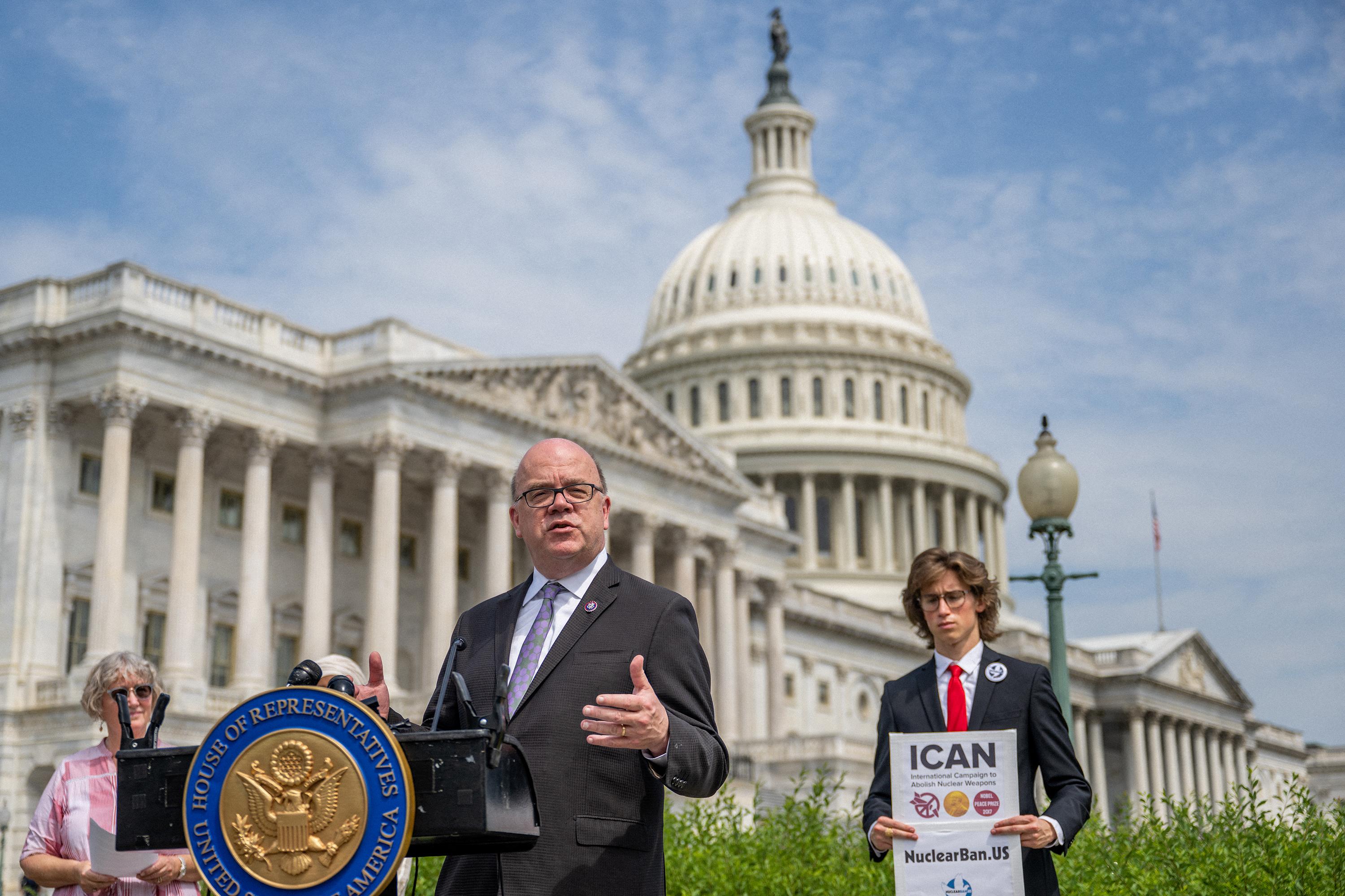 El representante estadounidense, Jim McGovern, habla durante una conferencia de prensa el 22 de junio de 2022 en Washington, DC., donde pidió a los EE. UU. que se unan a un tratado sobre la prohibición de las armas nucleares. Foto de El Faro: Brandon Bell/ Getty Images/ AFP.