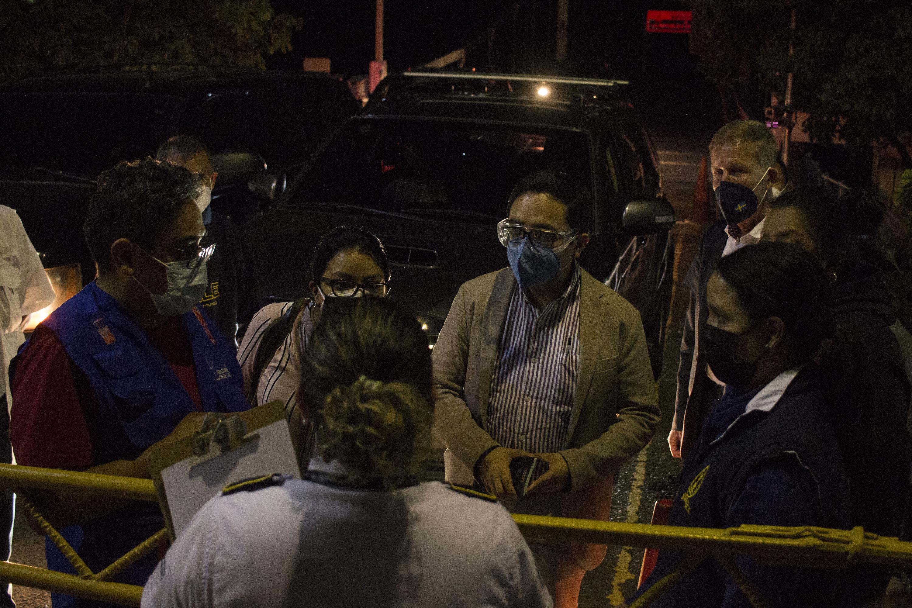 In the early morning hours of July 24, 2021, Jordán Rodas (wearing a blue vest) accompanied former prosecutor Juan Francisco Sandoval to the Salvadoran border on the same day Sandoval was dismissed from the Special Prosecutor’s Office against Impunity (FECI). A year later, facing government harassment, Rodas would also leave the country via El Salvador, traveling to Washington, D.C., en route to Europe. Photo: Víctor Peña/El Faro