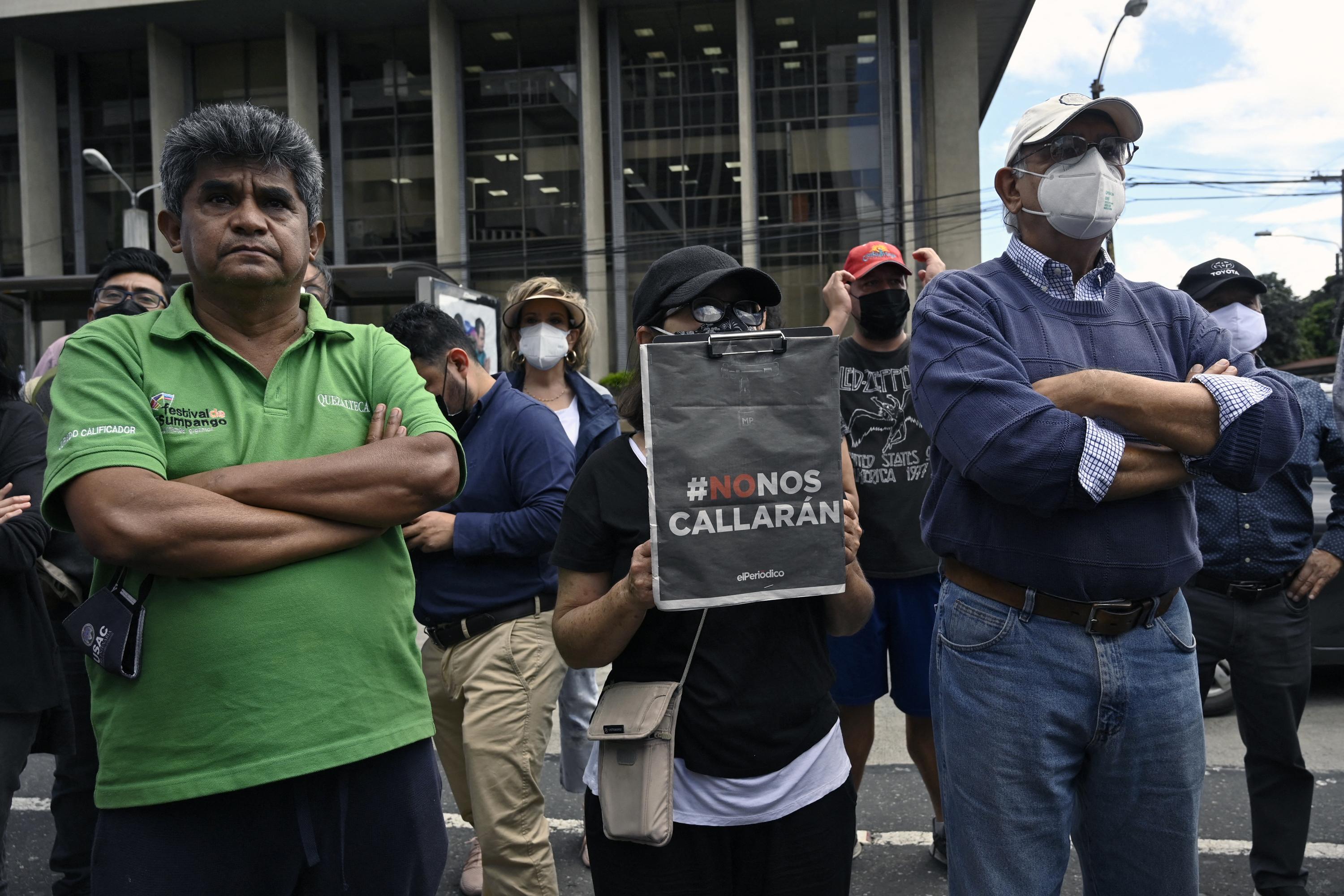 Periodistas guatemaltecos y miembros de la Sociedad Civil guatemalteca participan en un plantón contra el arresto por 