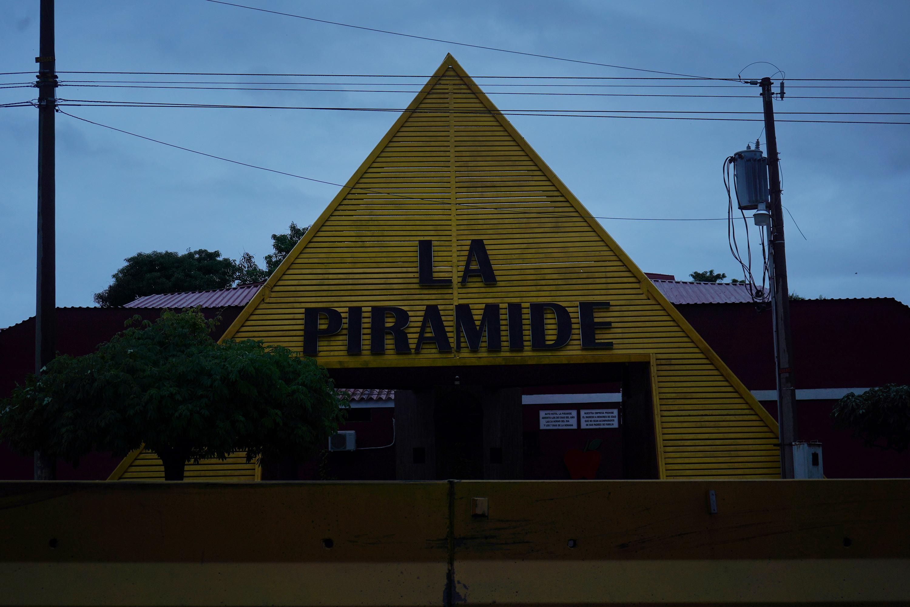 Auto Hotel La Pirámide, sobre la carretera que conduce del municipio de Acajutla hacia Sonsonate. Foto de El Faro: Víctor Peña. 