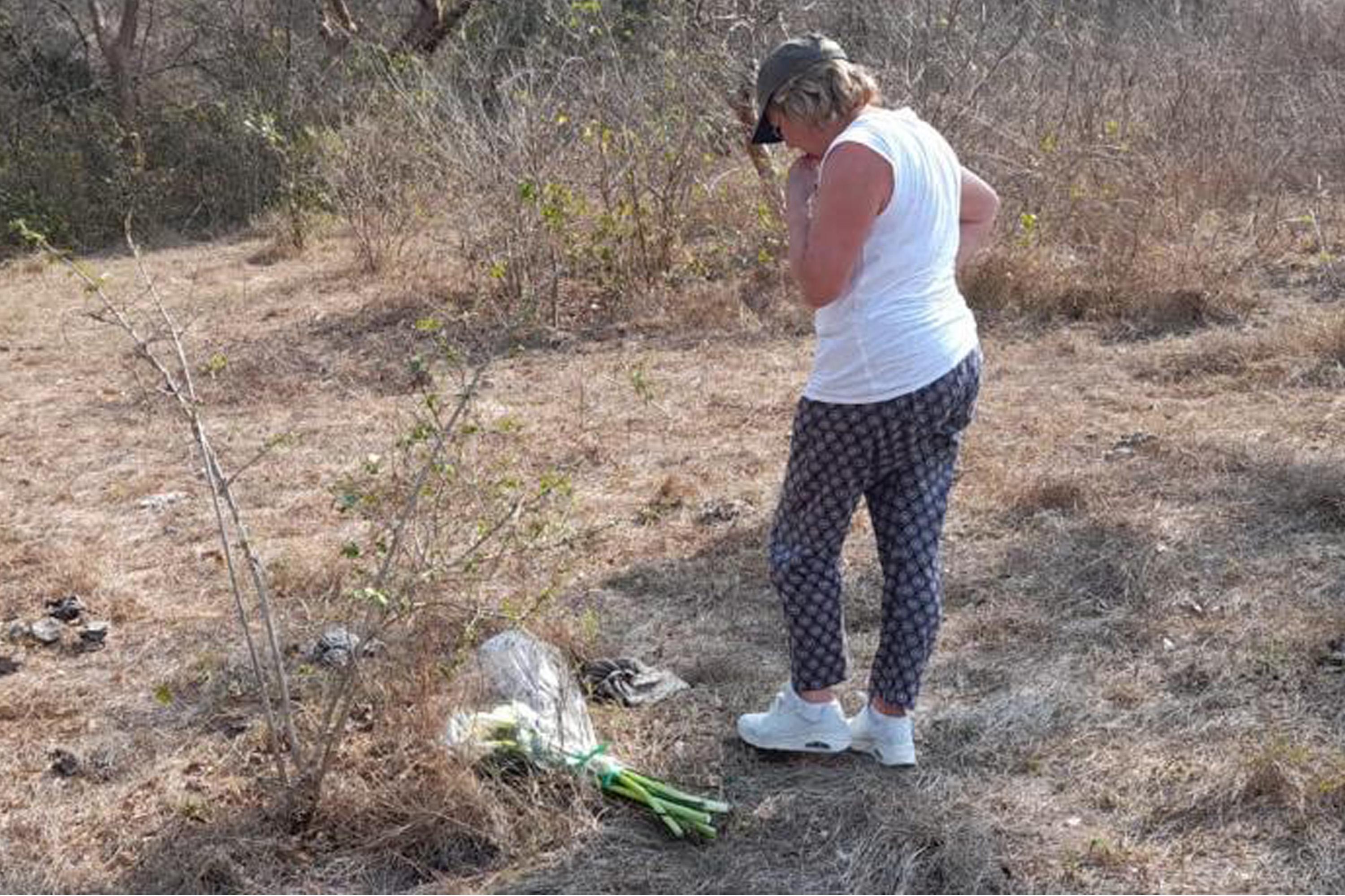 Sonja Ter Laag, hermana del periodista honaldés asesinado Hans Ter Laag, durante una visita en marzo del 2022 al lugar que fue asesinado, en una zona rural de Chalatenango. Foto de El Faro/Cortesía: Sonja Ter Laag