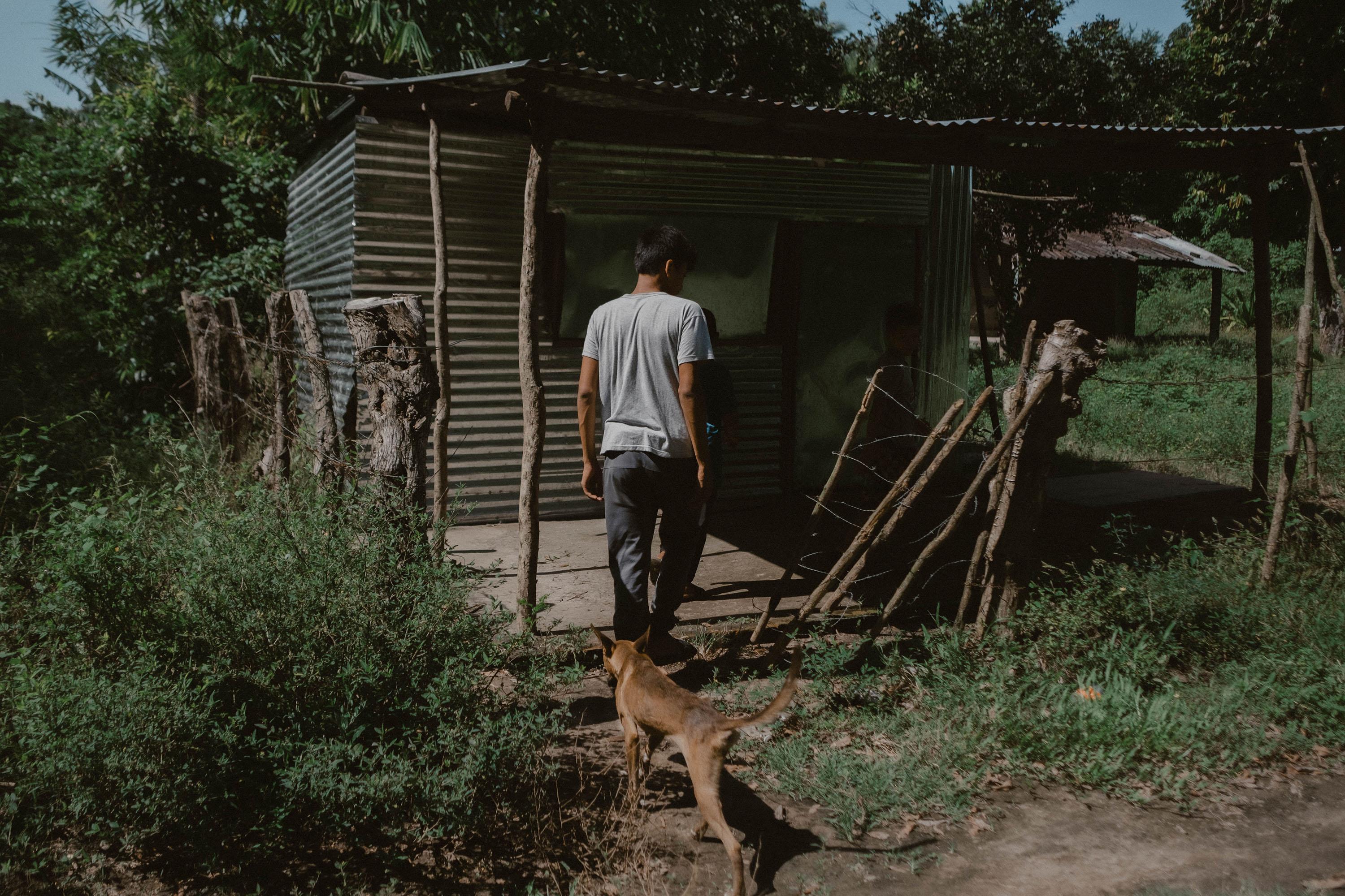Adonay, de 14 años, es uno de los ocho menores de edad detenidos el 5 de noviembre en la comunidad Amando López, de Jiquilisco. Durante las mañanas, se dedica a la pesca y a trabajar el campo. Desde la detención, no ha vuelto a trabajar por miedo. Foto de El Faro: Carlos Barrera