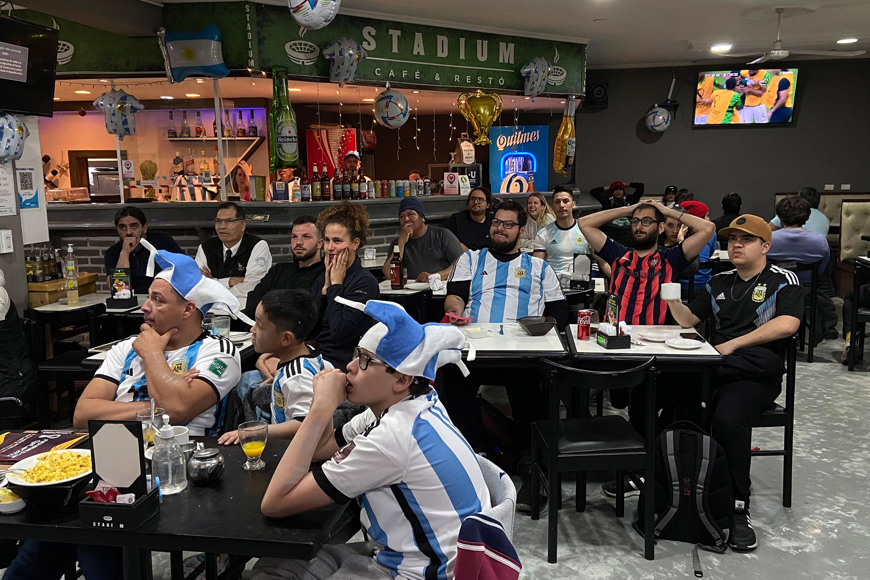 En el centro de Ushuaia, unas 30 personas se reunieron a ver el debut de la selección argentina en una cafetería, en un ambiente mustio, acompañado de huevos revueltos y alfajores. Foto de El Faro: Carlos Martínez