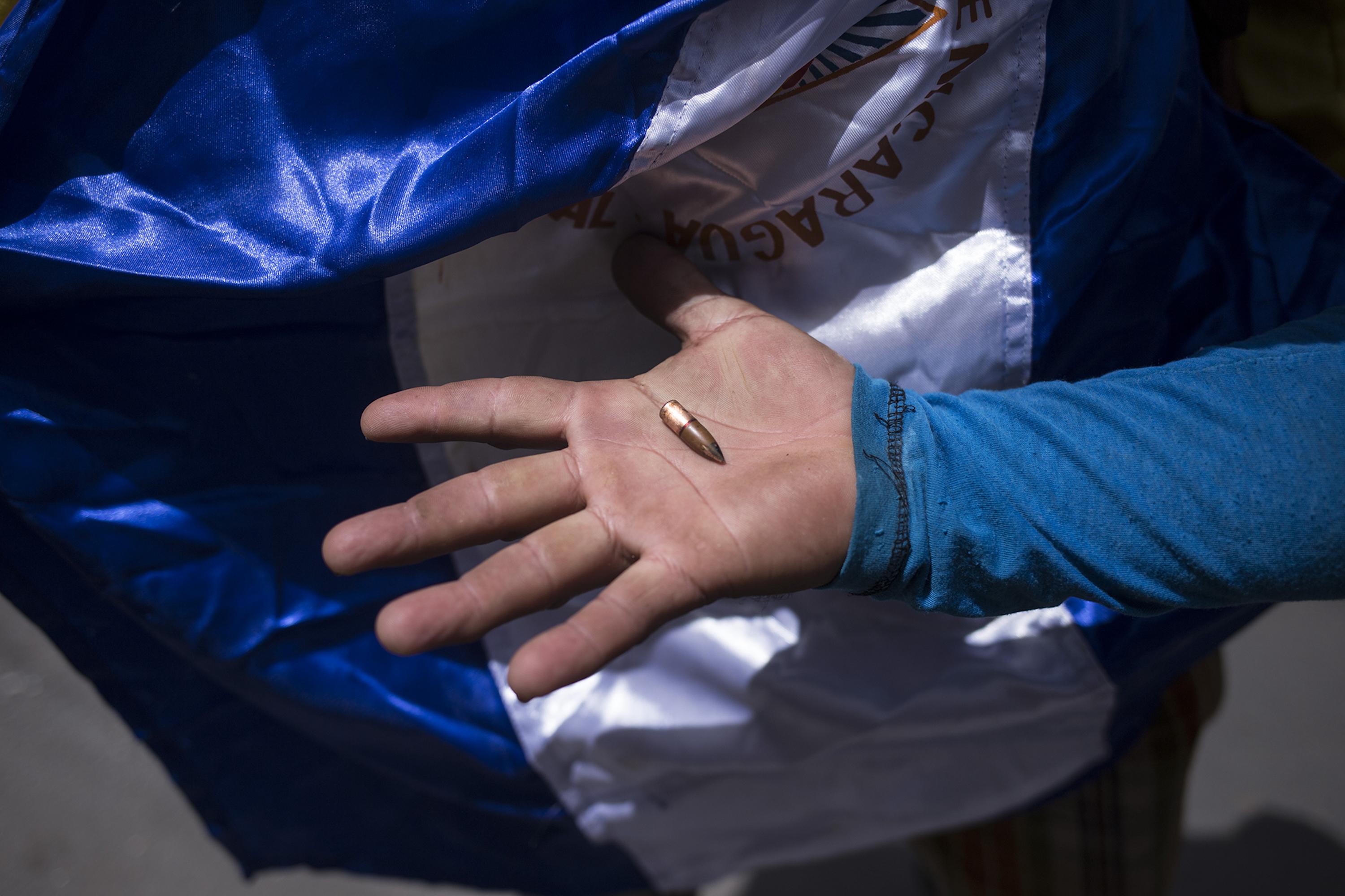 A demonstrator shows a bullet from an MP5, a sub-machine gun used by Nicaraguan police to attack protestors in Masaya on June 2, 2018. International organizations and journalists reported during the mass protests that government forces often shot to kill. Photo: Víctor Peña/El Faro