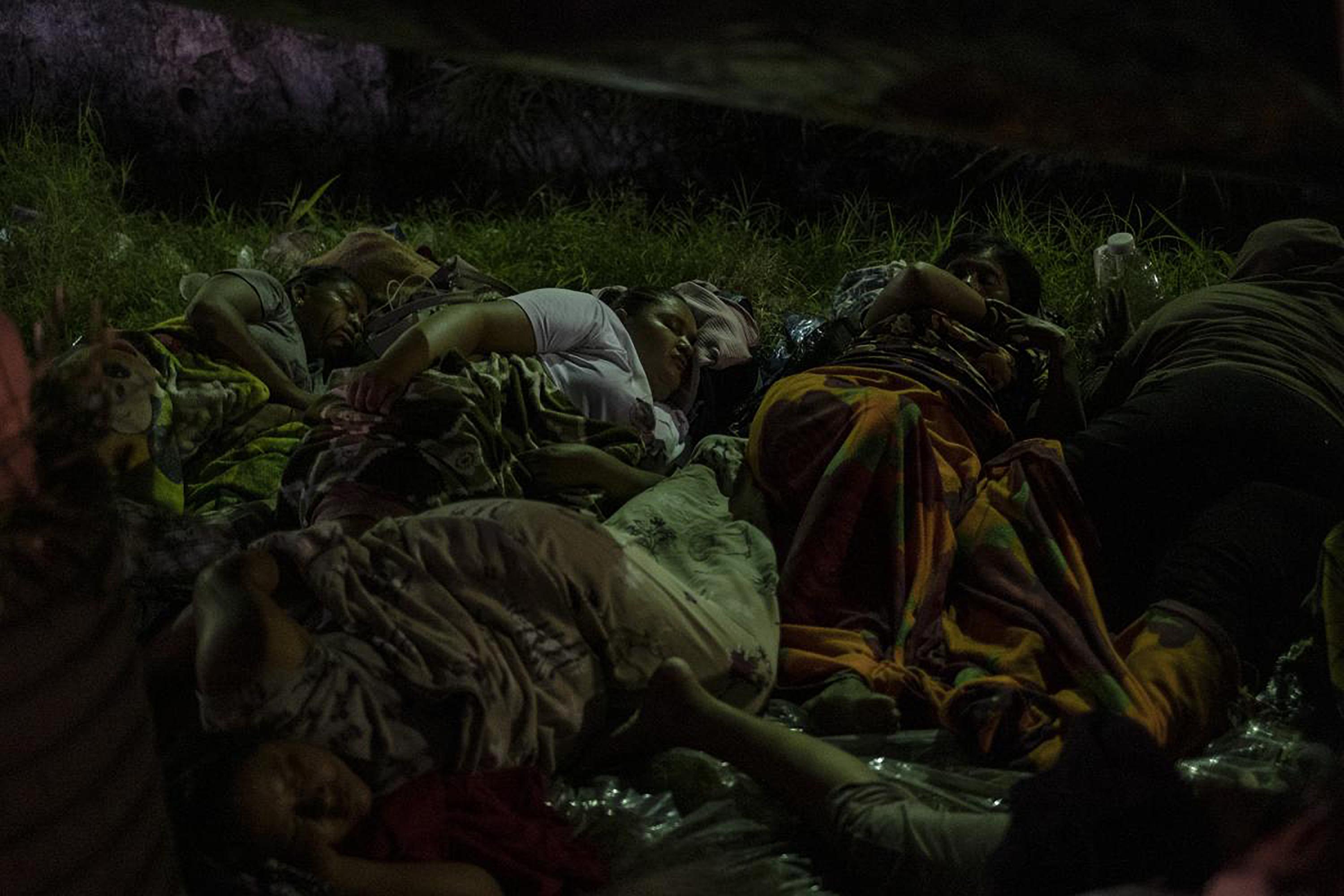 Frente a Mariona, a mediados de este 2022, decenas de personas dormían a la orilla de la calle, en carpetas y al lado de una canaleta por donde corren aguas pestilentes. Esperaban la liberación de sus familiares detenidos durante el régimen. Foto de El Faro: Carlos Barrera