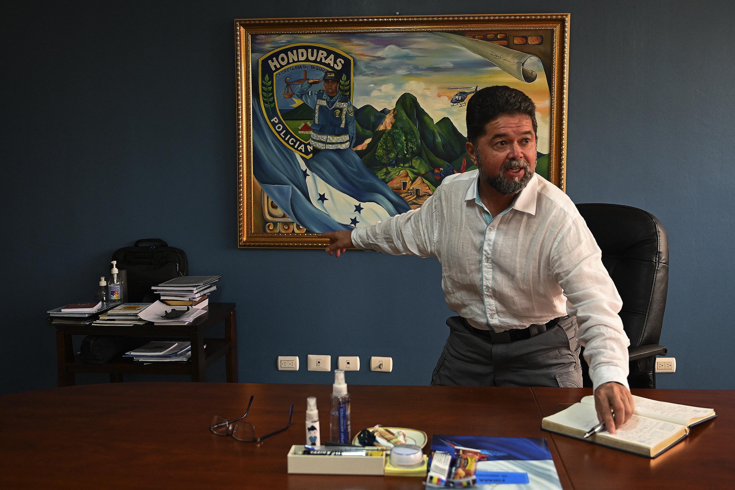 Honduran Minister of Security Ramon Sabillon in his office in Tegucigalpa, on April 5, 2022. Sabillón, dismissed as National Police director in 2014 by then-President Juan Orlando Hernandez after dismantling an operation of the Valle Valle drug cartel, was who arrested the ex-head of state seven years later. Hernández has been extradited to the U.S. on drug trafficking charges. Photo: Orlando Sierra/AFP