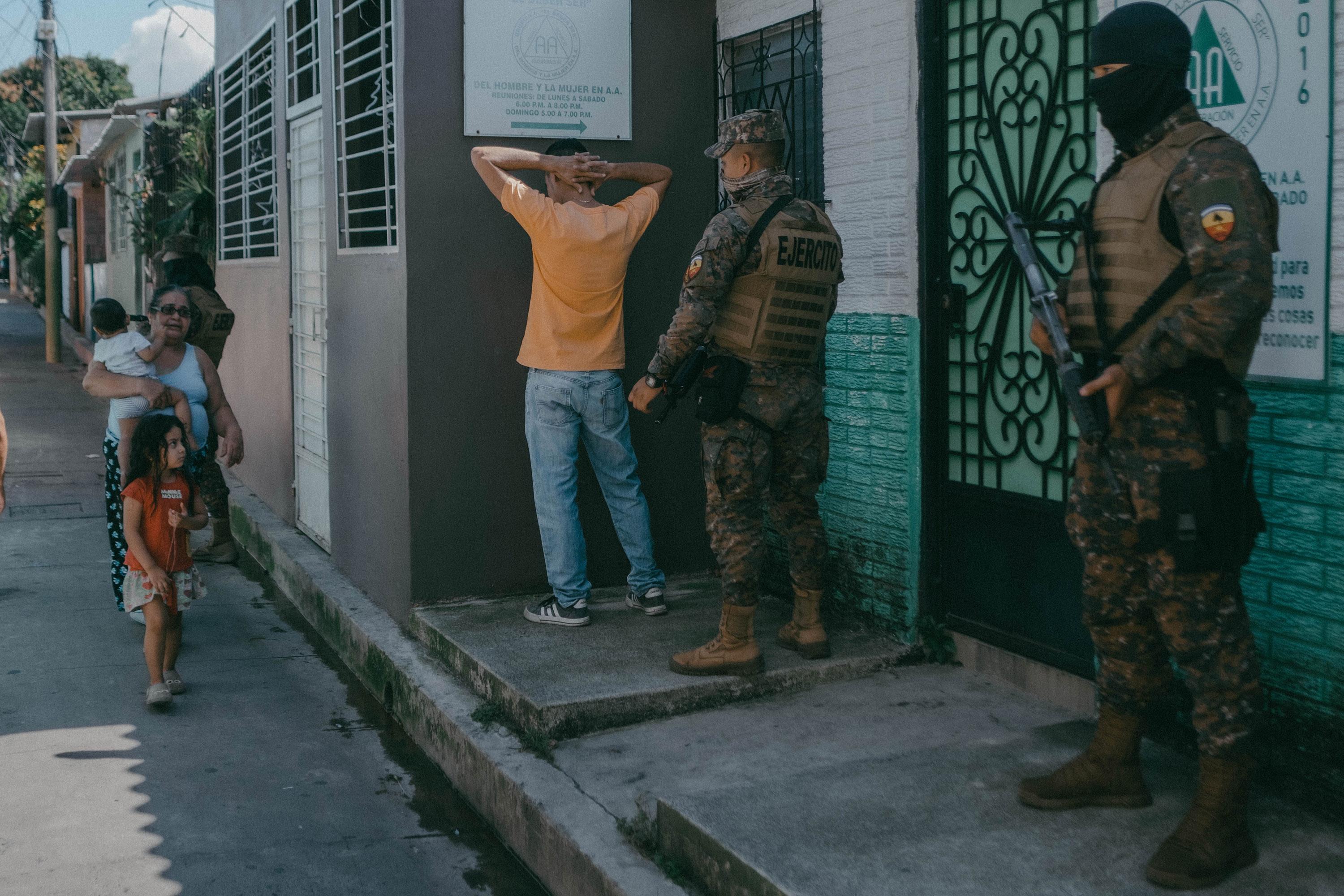 Soldiers interrogate a young man in the colonia Las Margaritas in Soyapango during what the Bukele government has billed to the public as a “military lockdown” of Soyapango. Photo: Carlos Barrera/El Faro