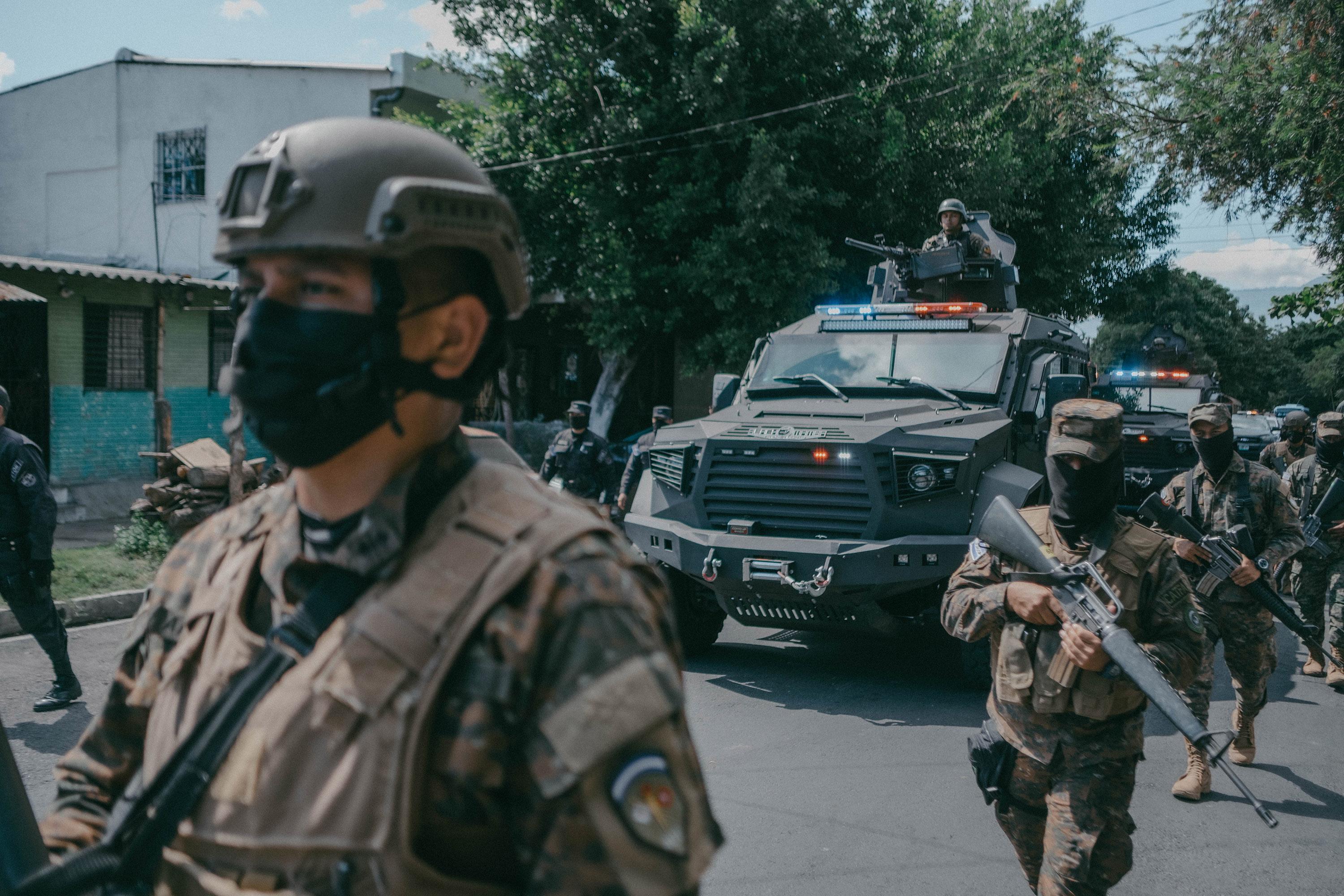 Accompanied by a line of tanks, Salvadoran troops marched through Las Margaritas, a colonia of Soyapango, on Saturday, December 3, 2022 in an operation President Bukele claimed would “remove every gang member there, one by one.” Only state media outlets were permitted to enter with the Army, but this photo was taken at their exit point. Photo: Carlos Barrera/El Faro