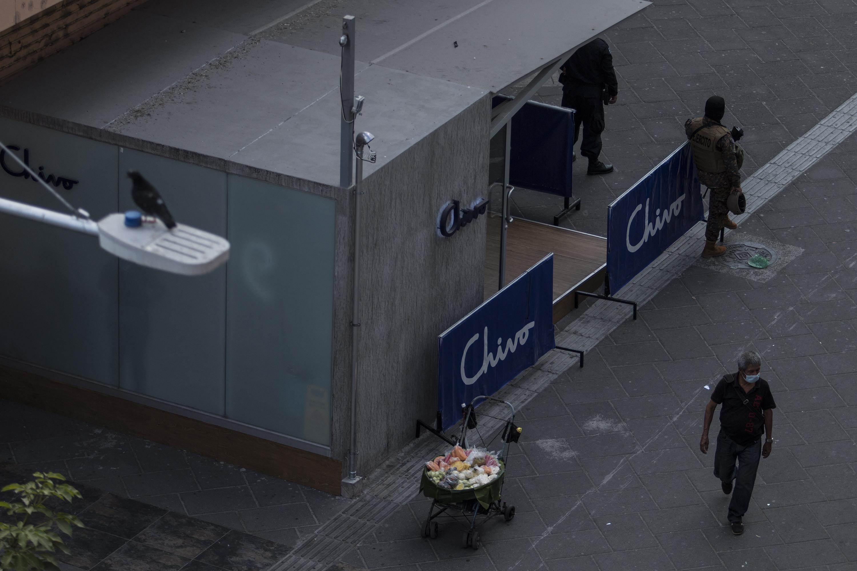 This Chivo ATM station in front of Plaza Barrios in San Salvador was built after protestors set fire to the original in September 2021. Photo: Víctor Peña/El Faro