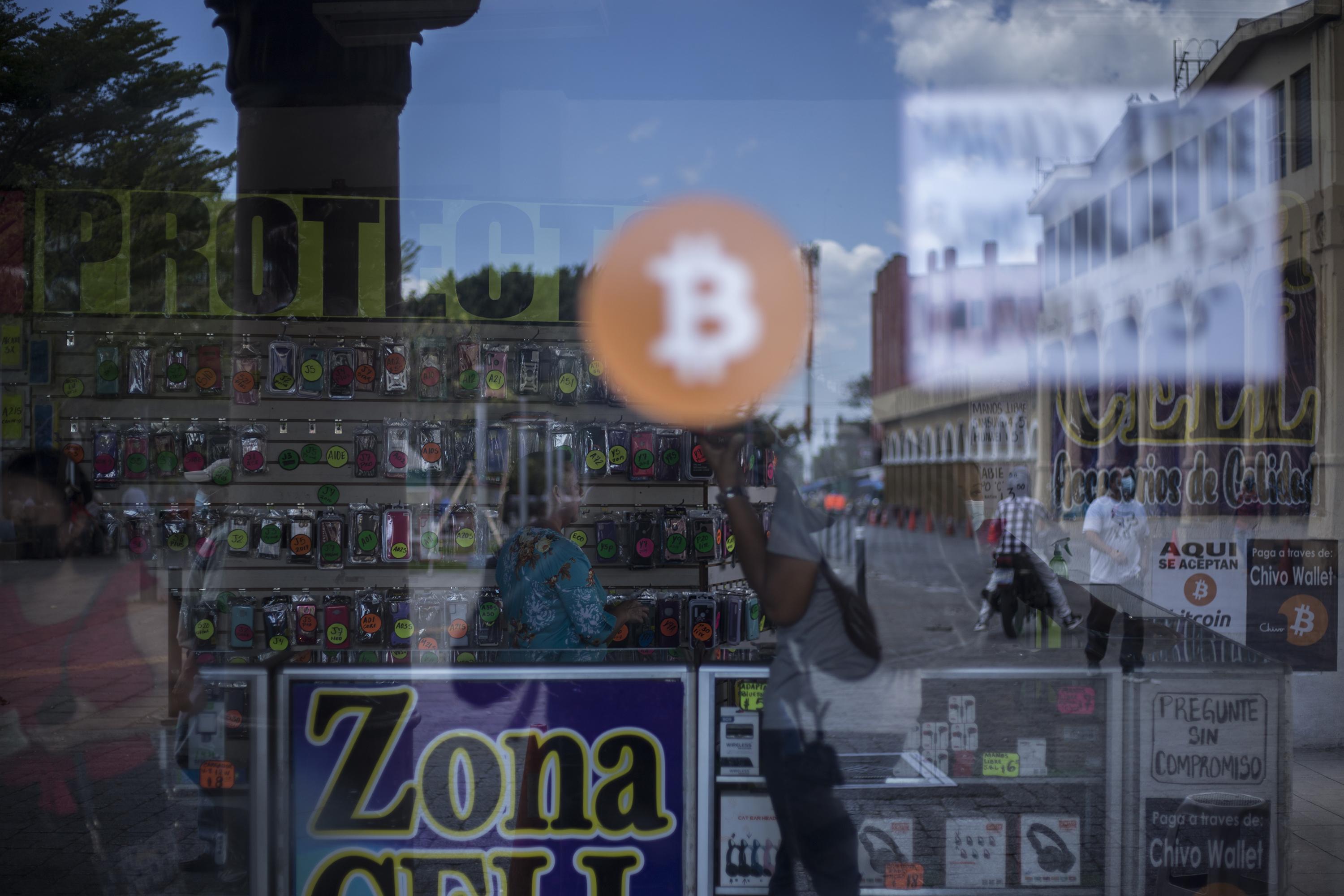 Esta tienda en la Plaza Libertad de San Salvador comenzó a aceptar bitcoins pero ha encontrado pocos clientes dispuestos a pagar con ellos. Foto: Víctor Peña/El Faro