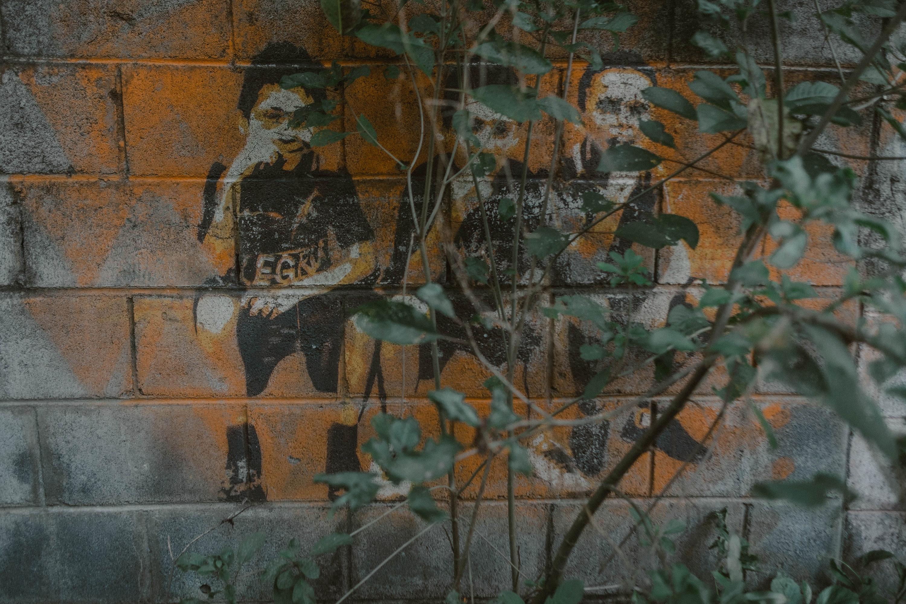 A mural honoring the youth of Amando López, painted on the wall of the town’s cultural and community space, which hosts reading and music classes. Photo: Carlos Barrera/El Faro