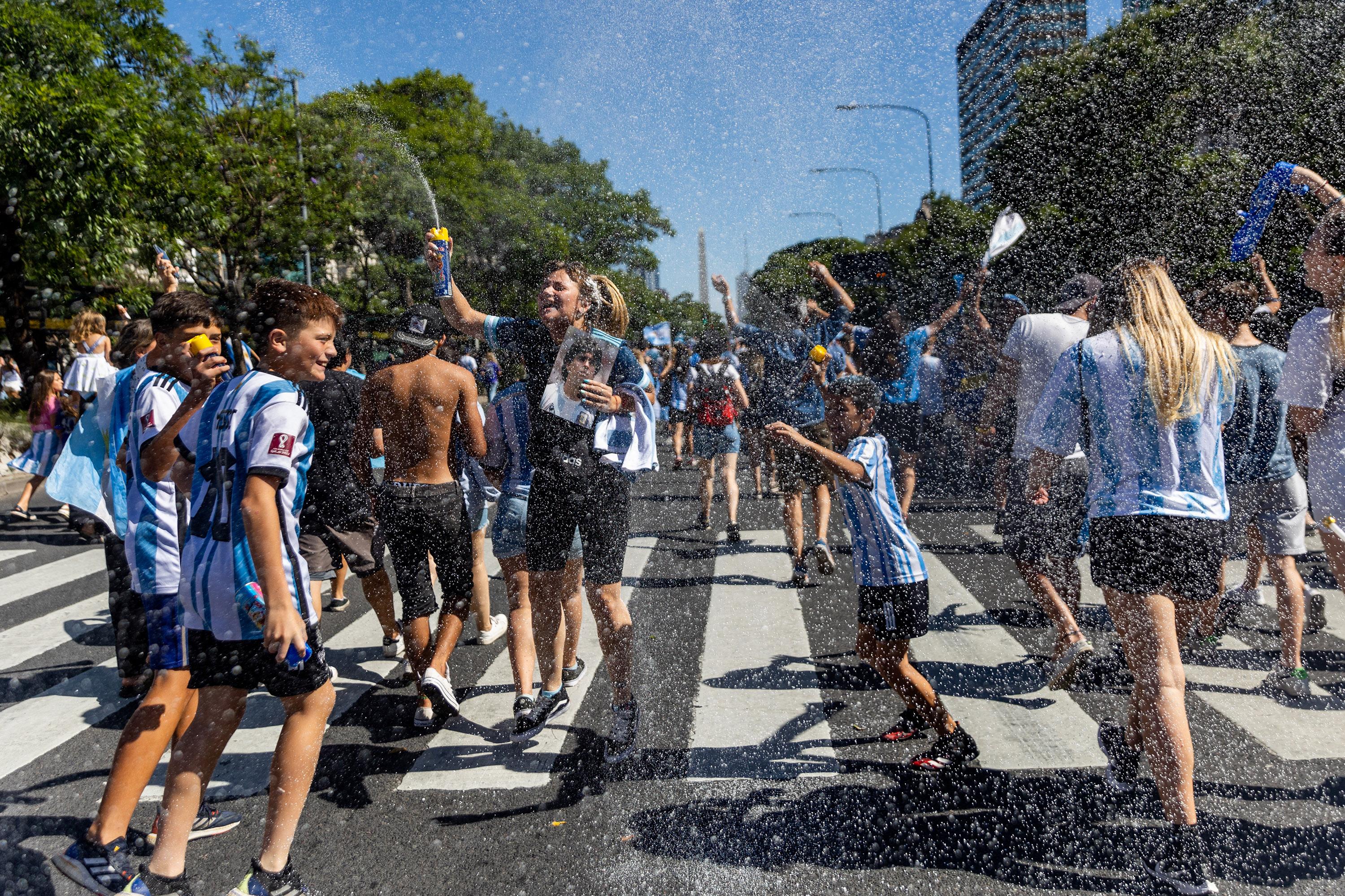 Los fanáticos de Argentina celebran ganar la Copa del Mundo Qatar 2022 contra Francia en la avenida 9 de Julio en Buenos Aires, el 18 de diciembre de 2022. Foto de El Faro: TOMAS CUESTA / AFP