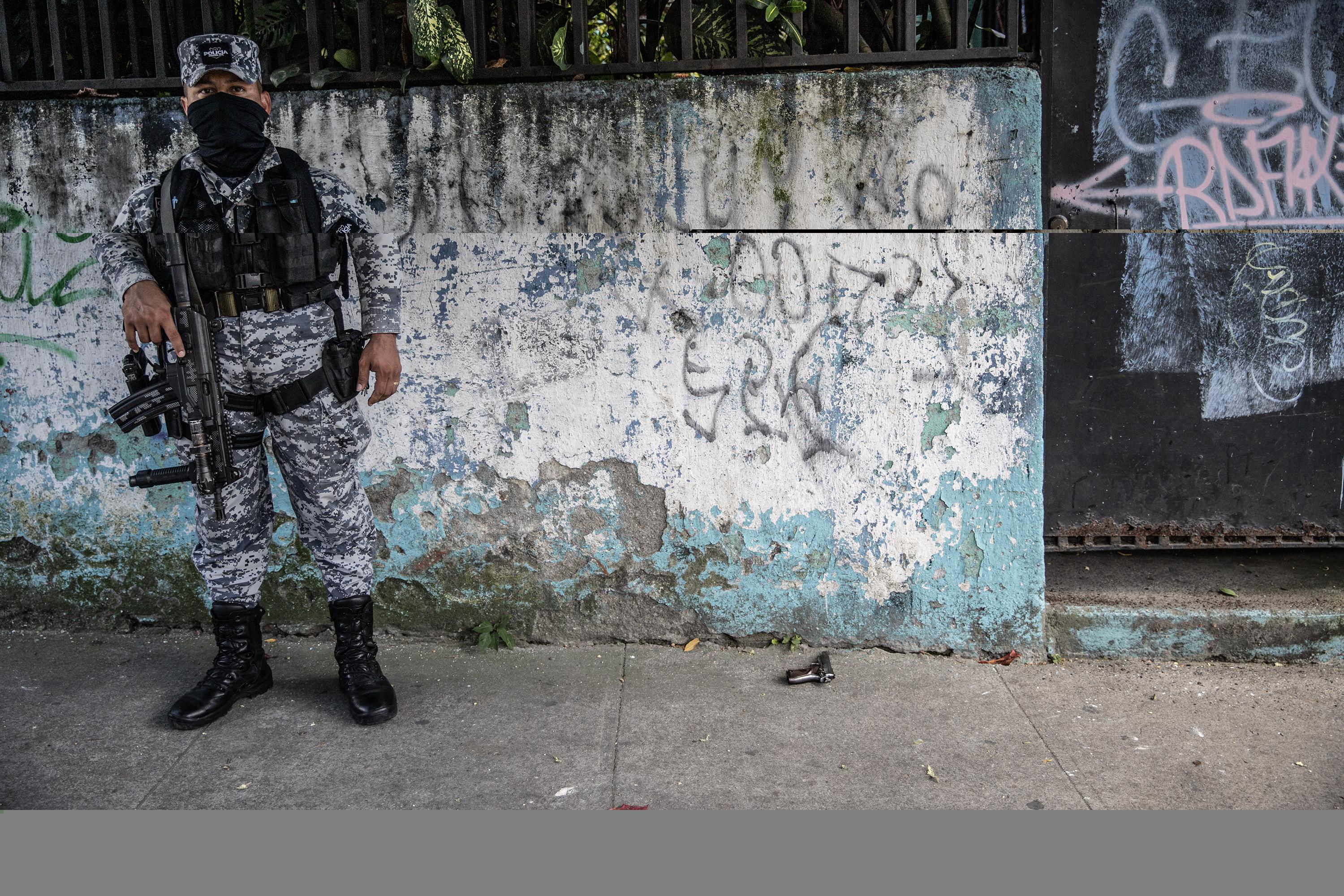 A police officer from the Tactical Operations Section stands guard at the scene where a suspect was captured for a homicide in La Coruña, Soyapango in November 2021. Photo: Carlos Barrera/El Faro