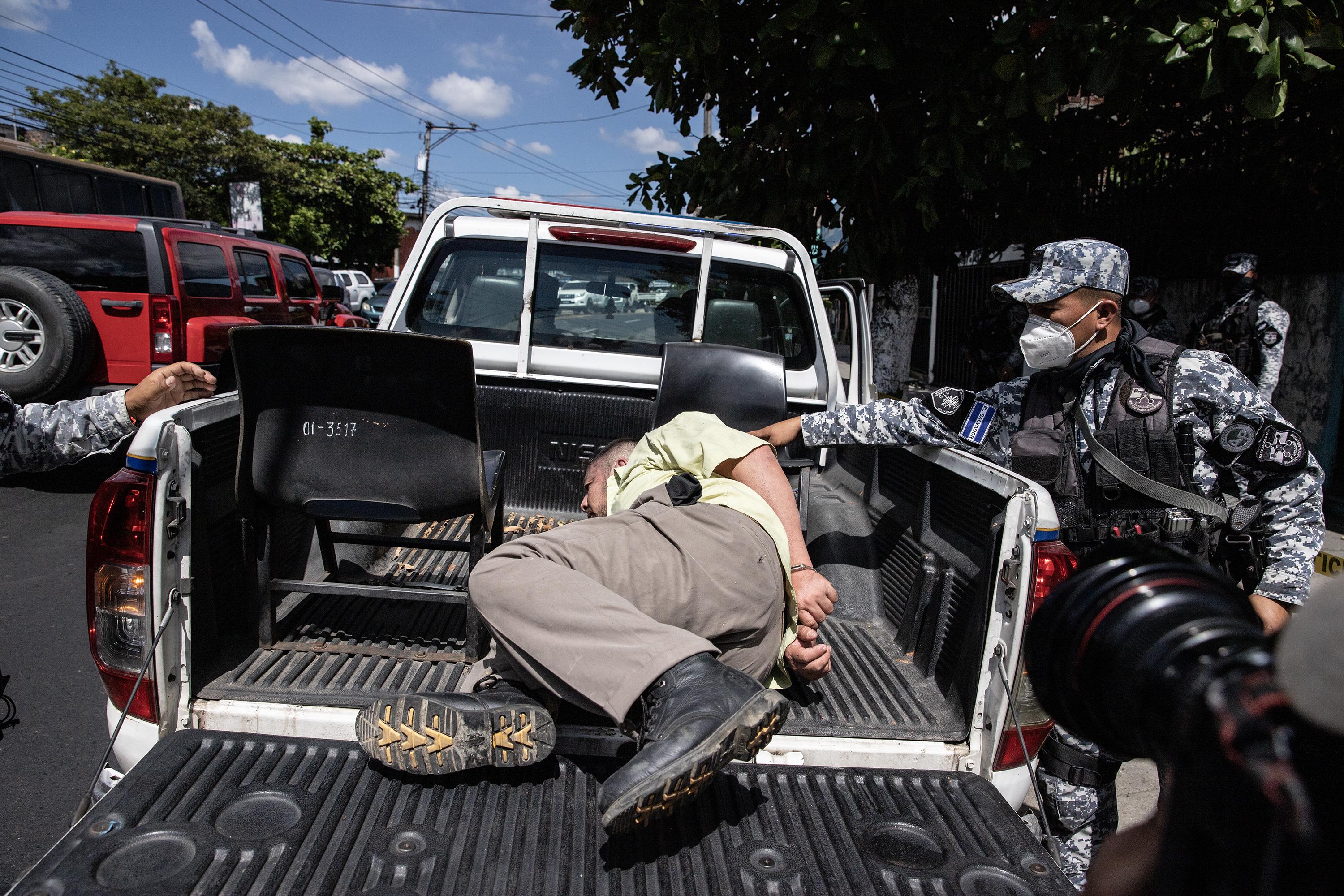 On November 11, 2021, a man was captured in the colonia La Coruña, Soyapango, suspected of committing a murder on bus route 306. The arrest was made during a three-day massacre of 45 people. Photo: Carlos Barrera/El Faro