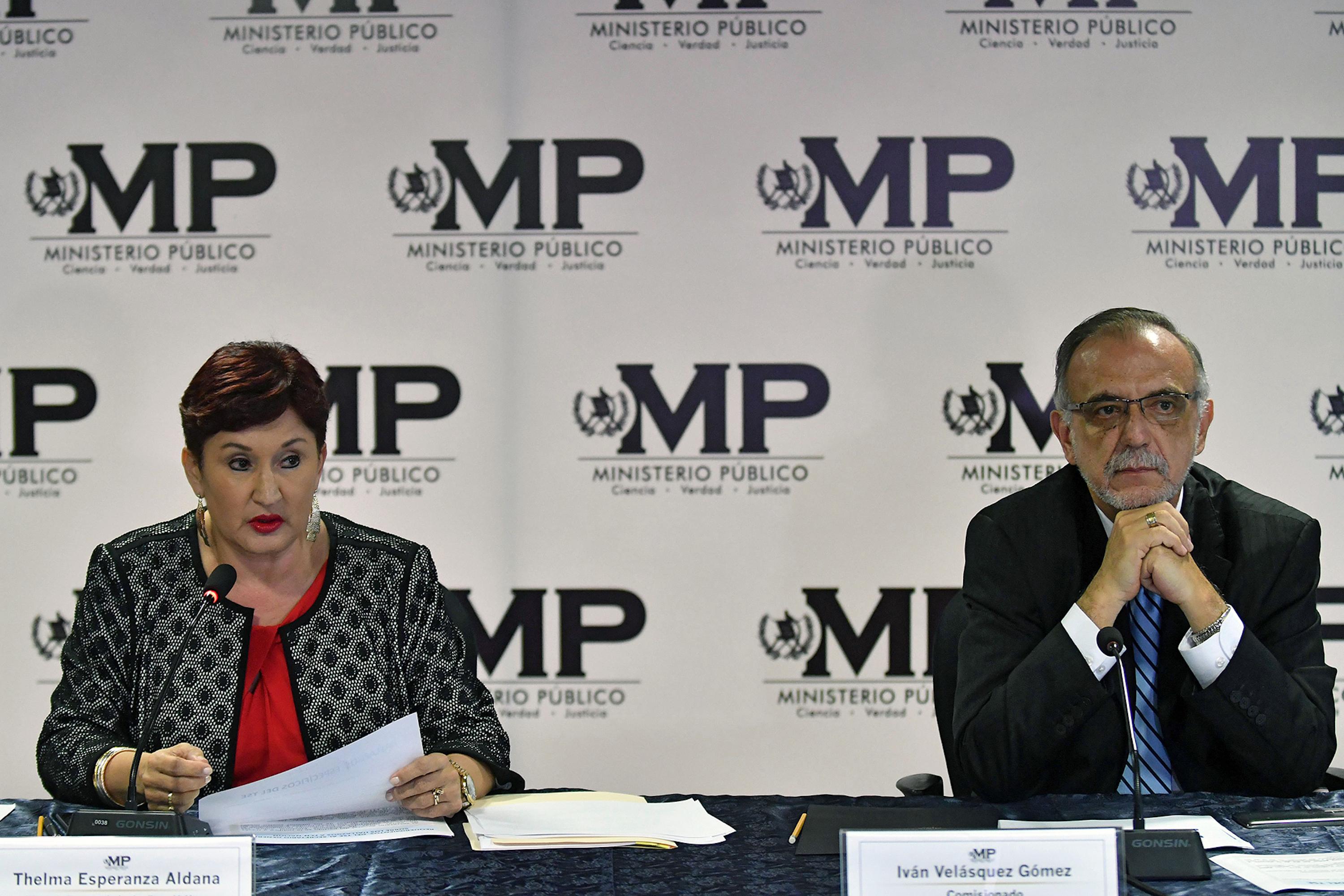 Thelma Aldana, fiscal general de Guatemala entre 2014 y 2018, e Iván Velásquez, jefe de la Comisión Internacional Contra la Impunidad en Guatemala (CICIG), durante una conferencia de prensa el 25 de agosto de 2017. Foto: Johan Ordóñez/ AFP