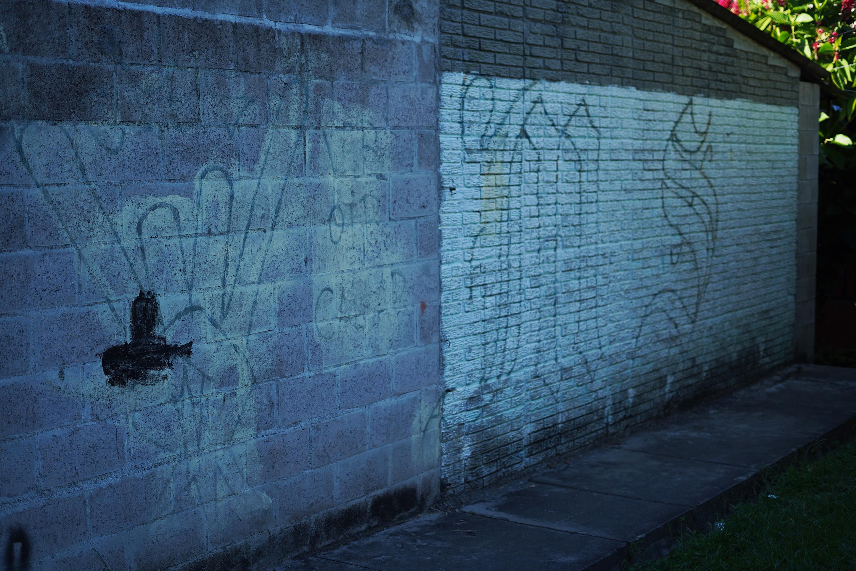 This is how the walls looked in the homes of the fifth block of Urbanización Las Margaritas. The walls have been repainted and the marks have disappeared during the state of exception. Photo: Víctor Peña/El Faro