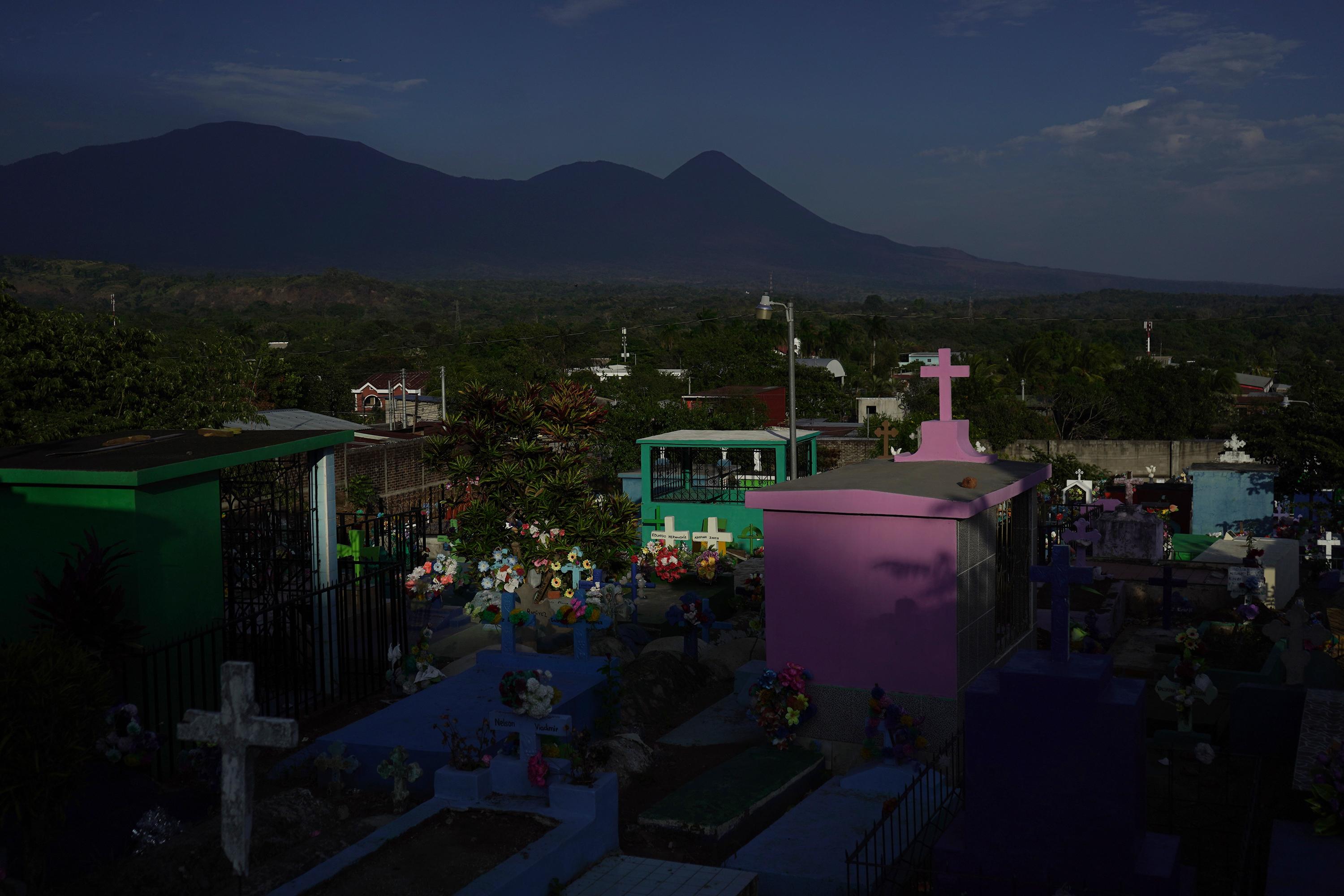 On March 11, 2015, members of MS-13 opened fire on a funeral service in Nahuizalco, Sonsonate. They injured six people, including two children. The attendees lived in an area controlled by 18th Street. Photo: Víctor Peña/El Faro