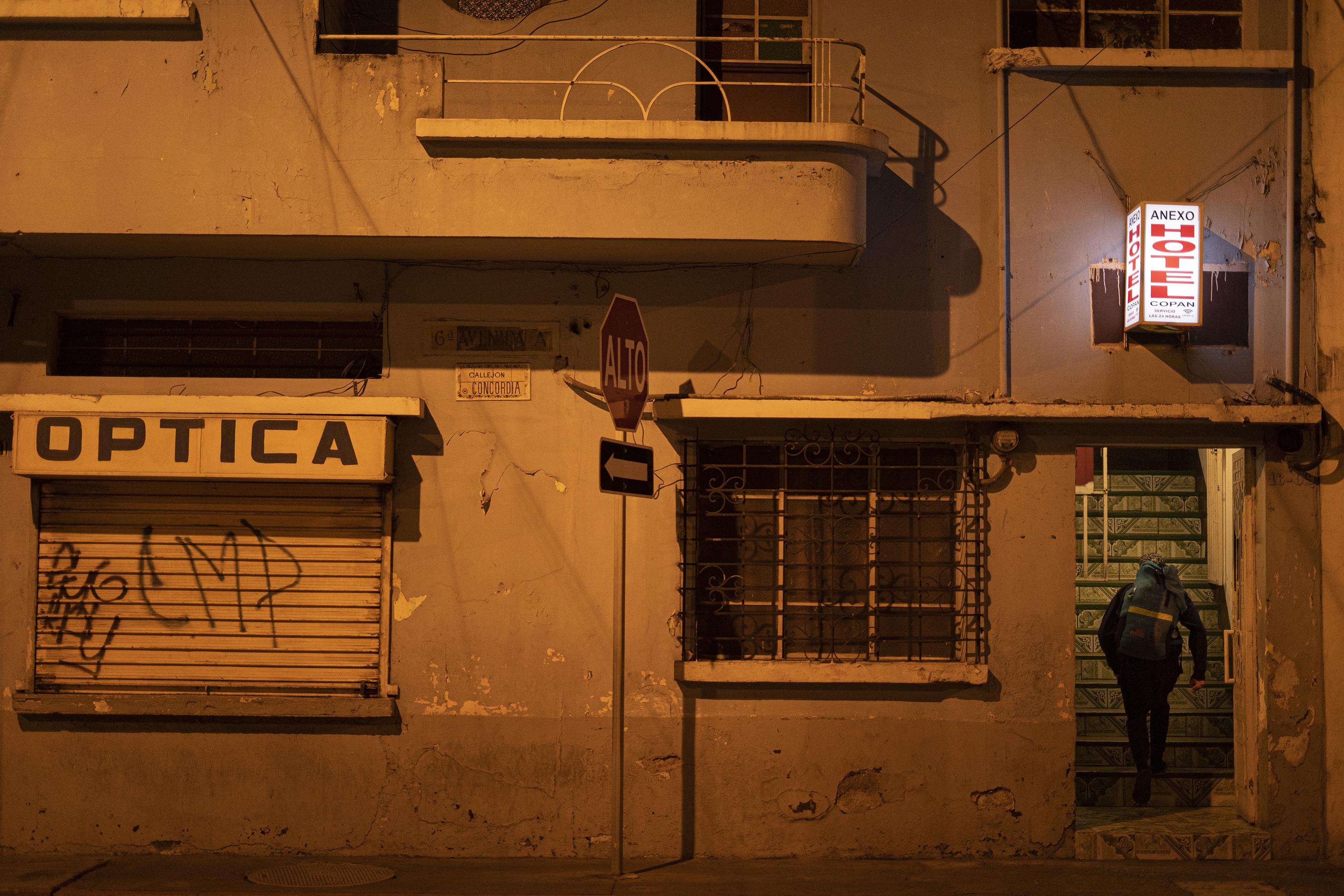 Los hoteles del callejón La Concordia y la Sexta avenida A están abarrotados de migrantes venezolanos que salen todas las mañanas a conseguir dinero y vuelven al caer la tarde. Foto de El Faro: Víctor Peña.  