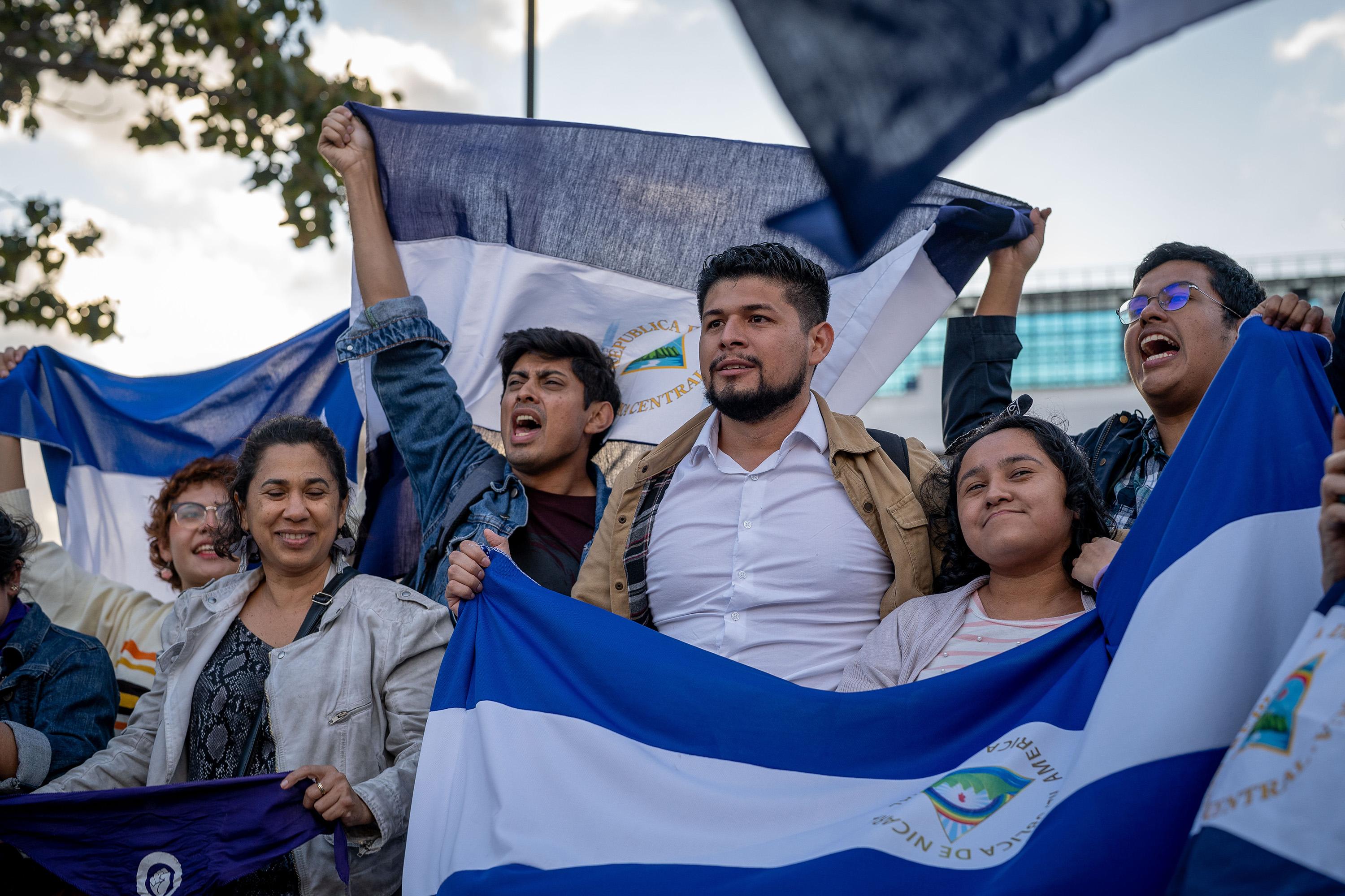 Un grupo de nicaragüenses exiliados en Costa Rica salió a las calles de San José para celebrar la excarcelación de 222 presos políticos de Nicaragua el 9 de febrero de 2023. Foto de El Faro: Carlos Herrera/ Divergentes.