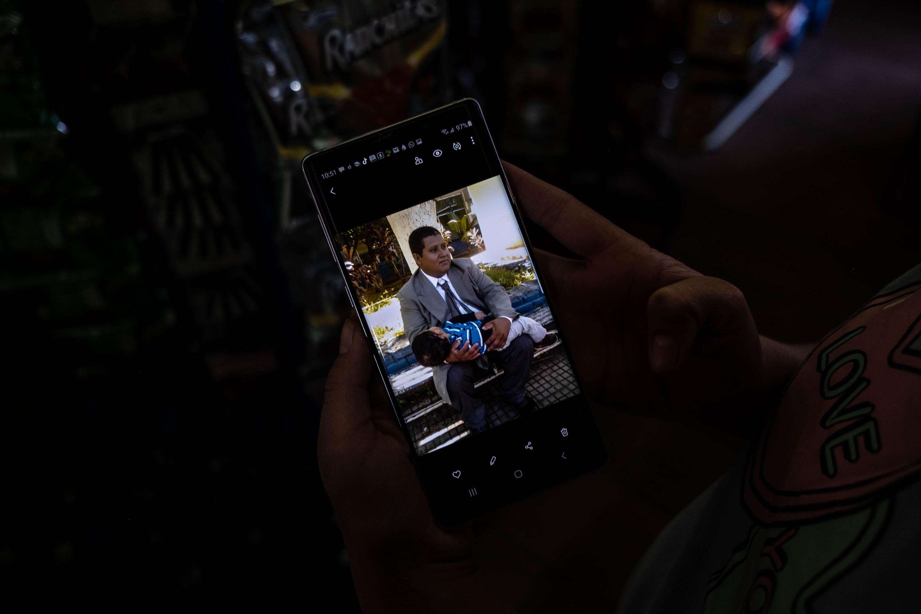 Fotografía de José Alfredo Grande en el teléfono celular de una de sus hijas, quienes presenciaron la captura el 5 de abril de 2022. Foto de El Faro: Carlos Barrera.