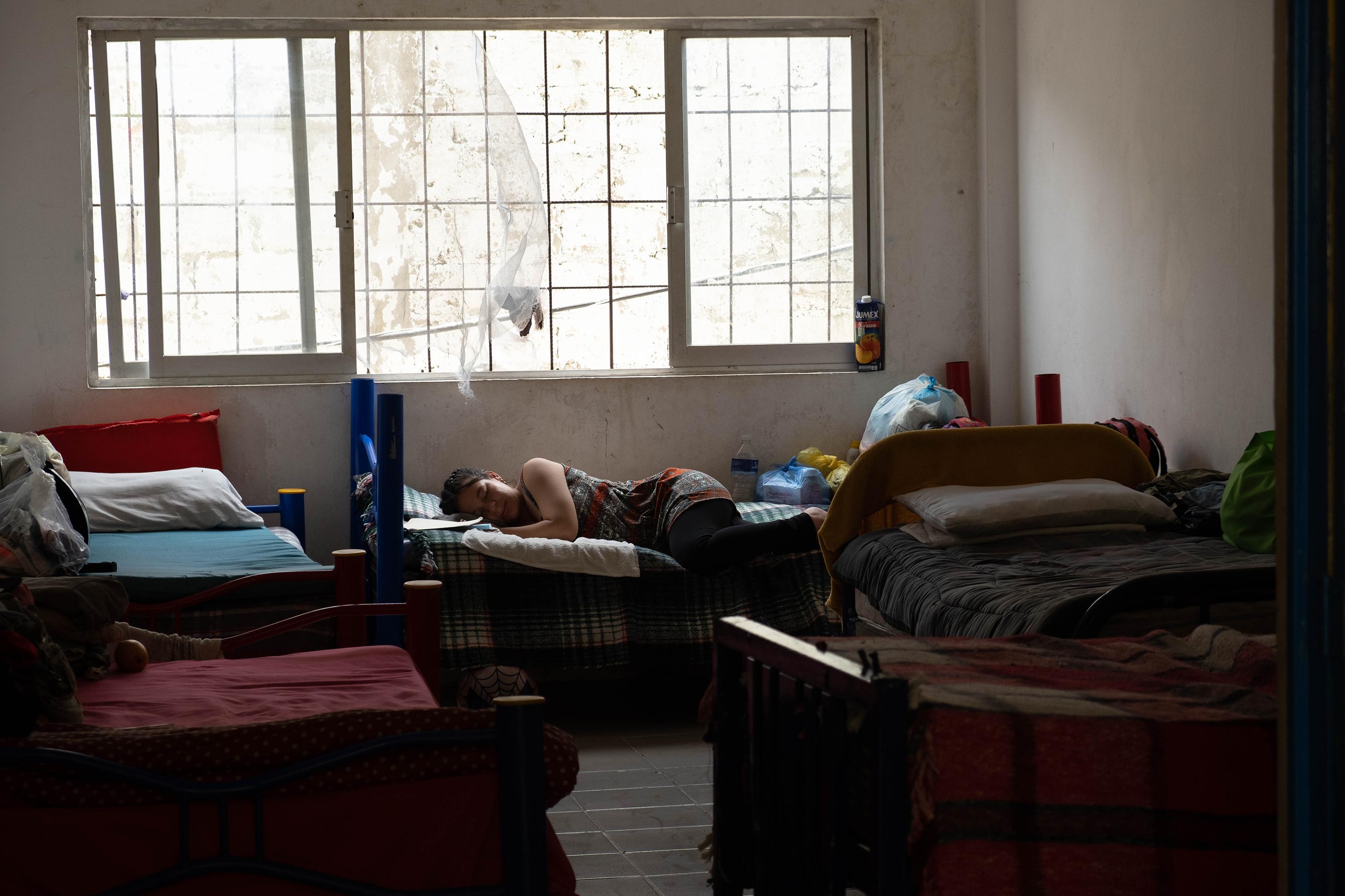Una joven embarazada toma una siesta en un cuarto compartido dentro del albergue Diocesano Belén, en Tapachula, Chiapas, México. Foto de El Faro: Isabel Mateos. 