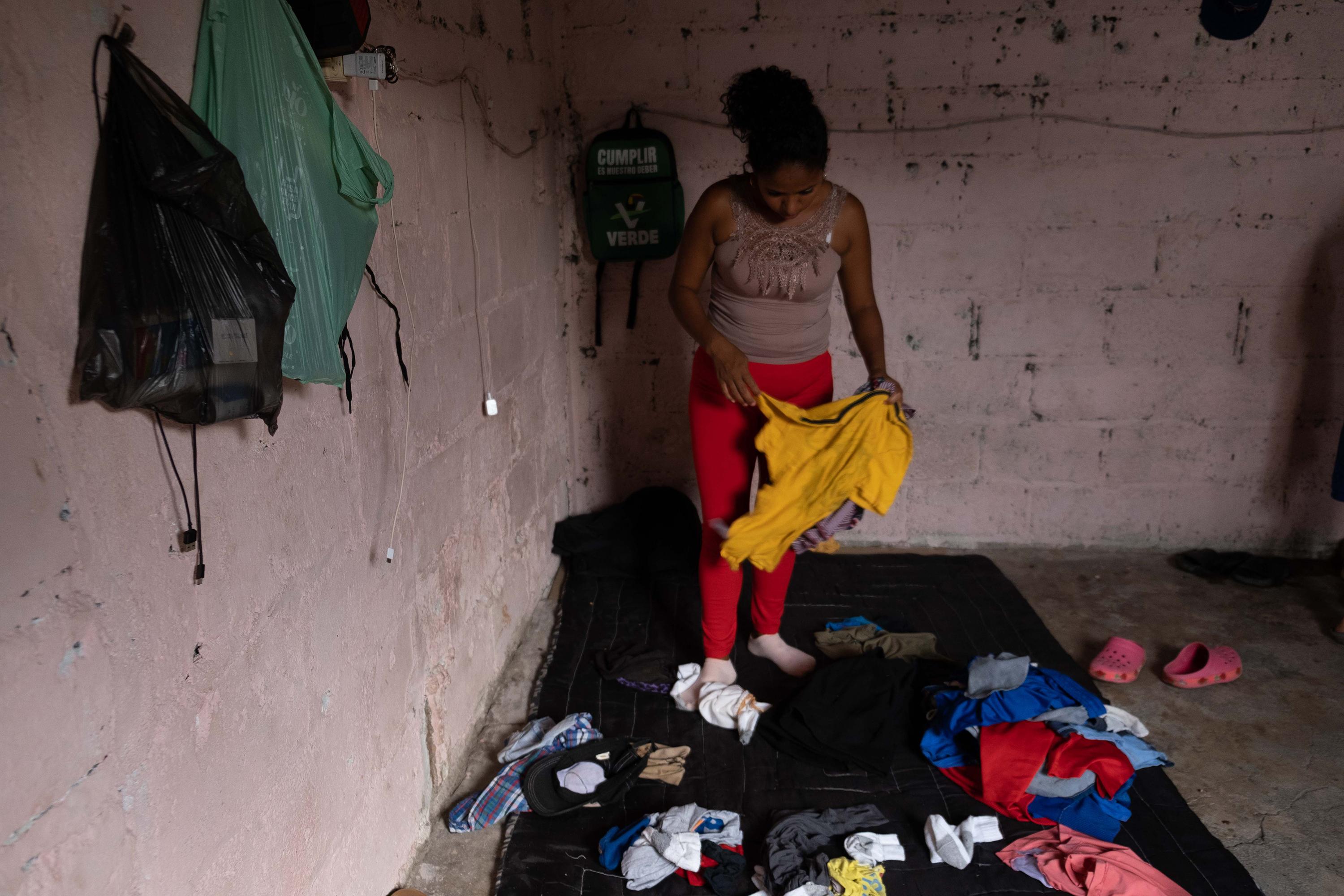 Una migrante hondureña limpia su cuarto provisional donde vive junto con su cuñada e hijos, en Tapachula, Chiapas, México. Foto de El Faro: Isabel Mateos. 