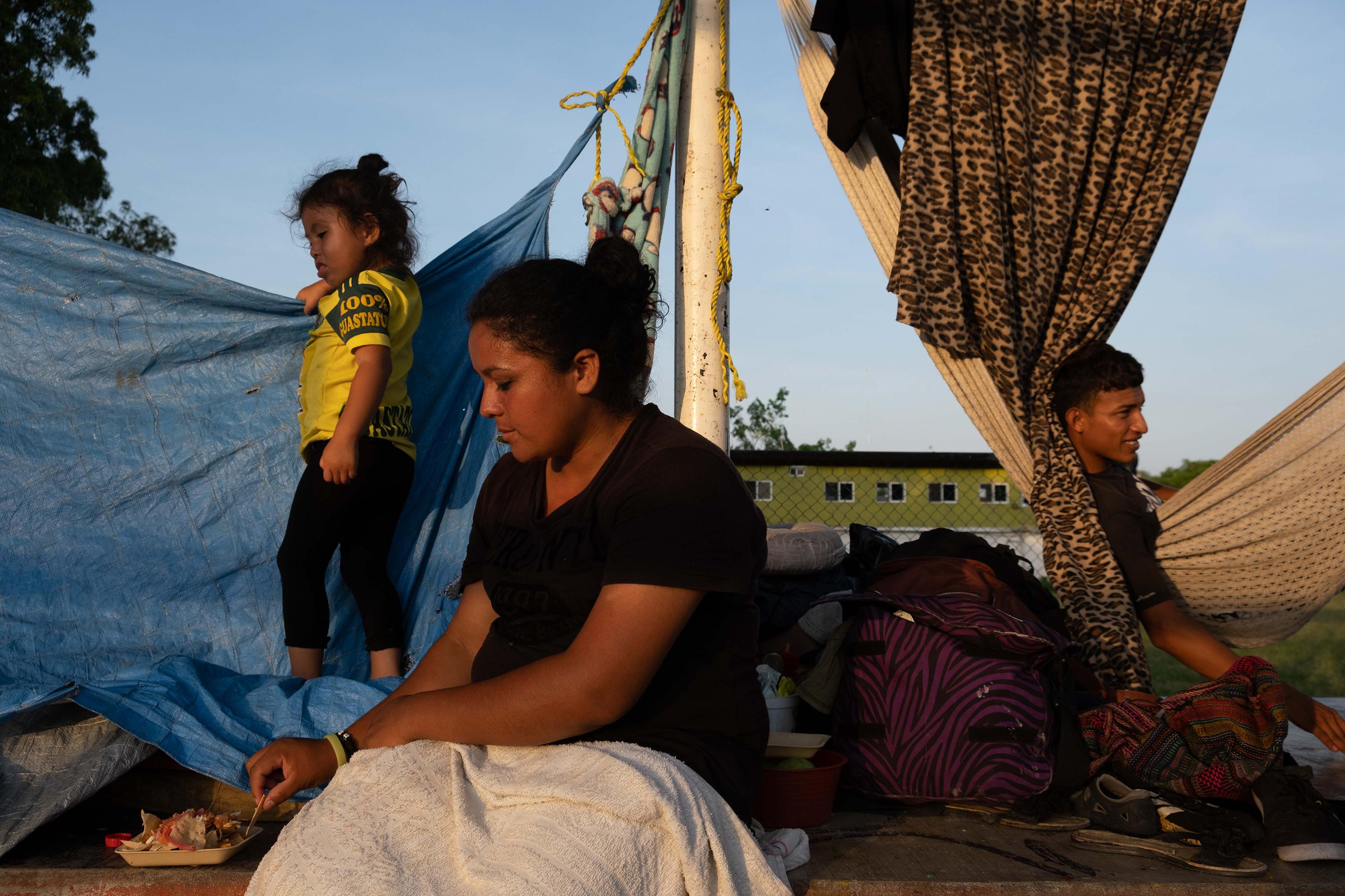 Magdalena y su hija, originarias de Guatemala, descansan en un campamento improvisado en las inmediaciones del albergue La 72, en el municipio de Tenosique, en el Estado de Tabasco, México. Foto de El Faro: Isabel Mateos.
