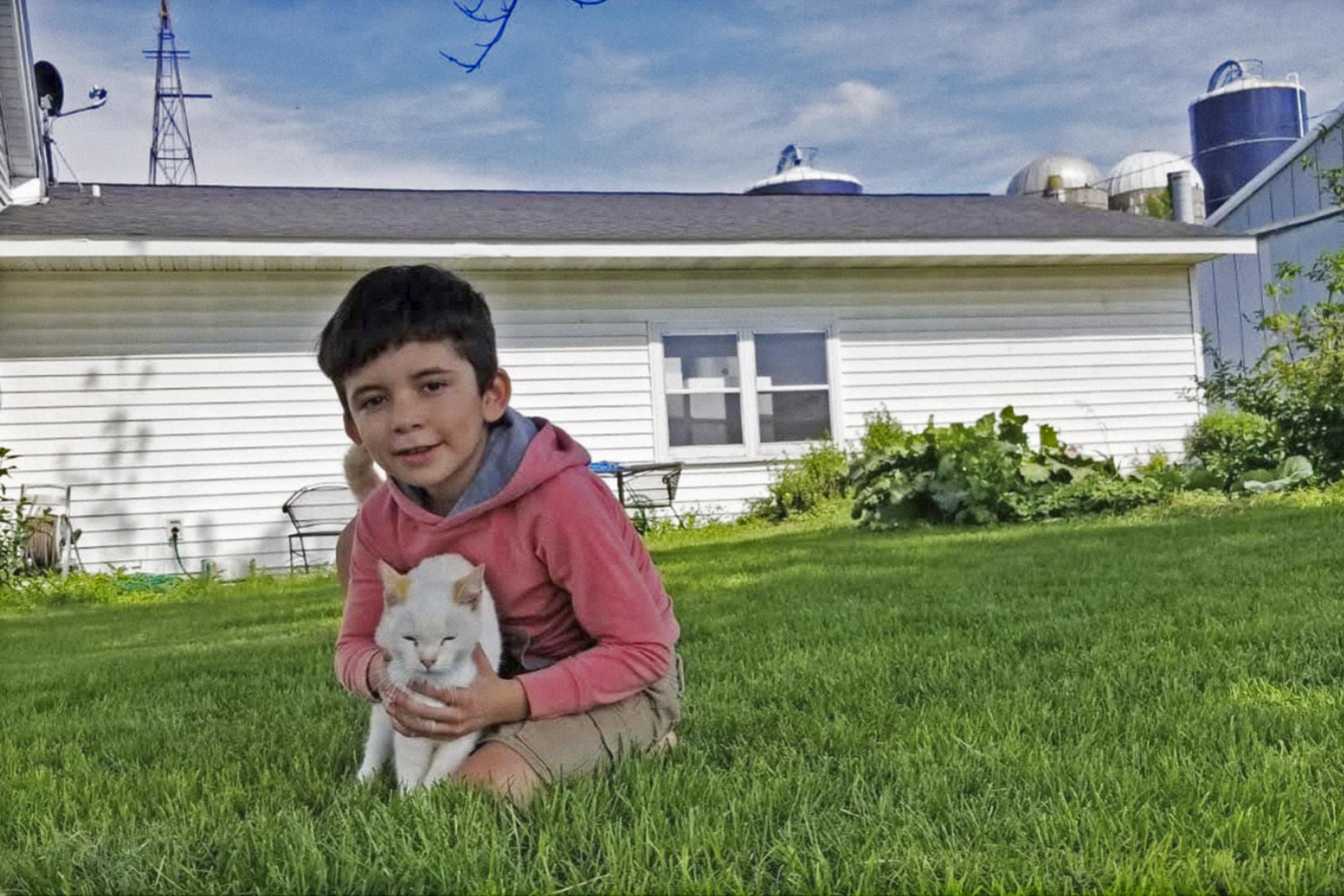 Nicaraguan child Jefferson Rodriguez, photographed by his father Jose at the D&K Dairy farm in Dane County, Wisconsin. El Faro photo: courtesy of José María Rodríguez Uriarte.