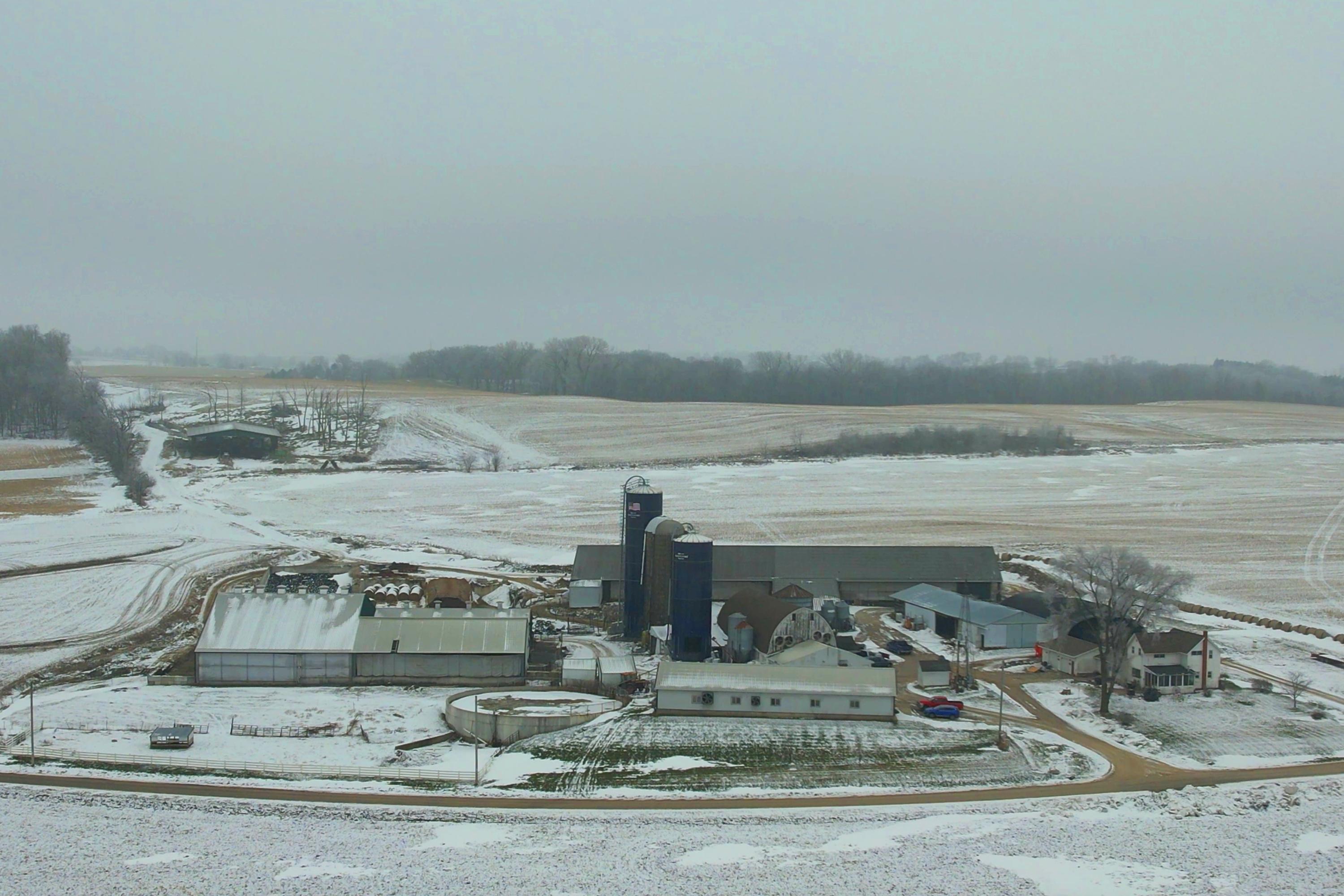 Vista aérea de las instalaciones de D&K Dairy, en el condado de Dane, Wisconsin. Tres años después del accidente, la granja lechera ha tenido que cerrar. Foto de El Faro: Jesús J Montero para ProPublica.