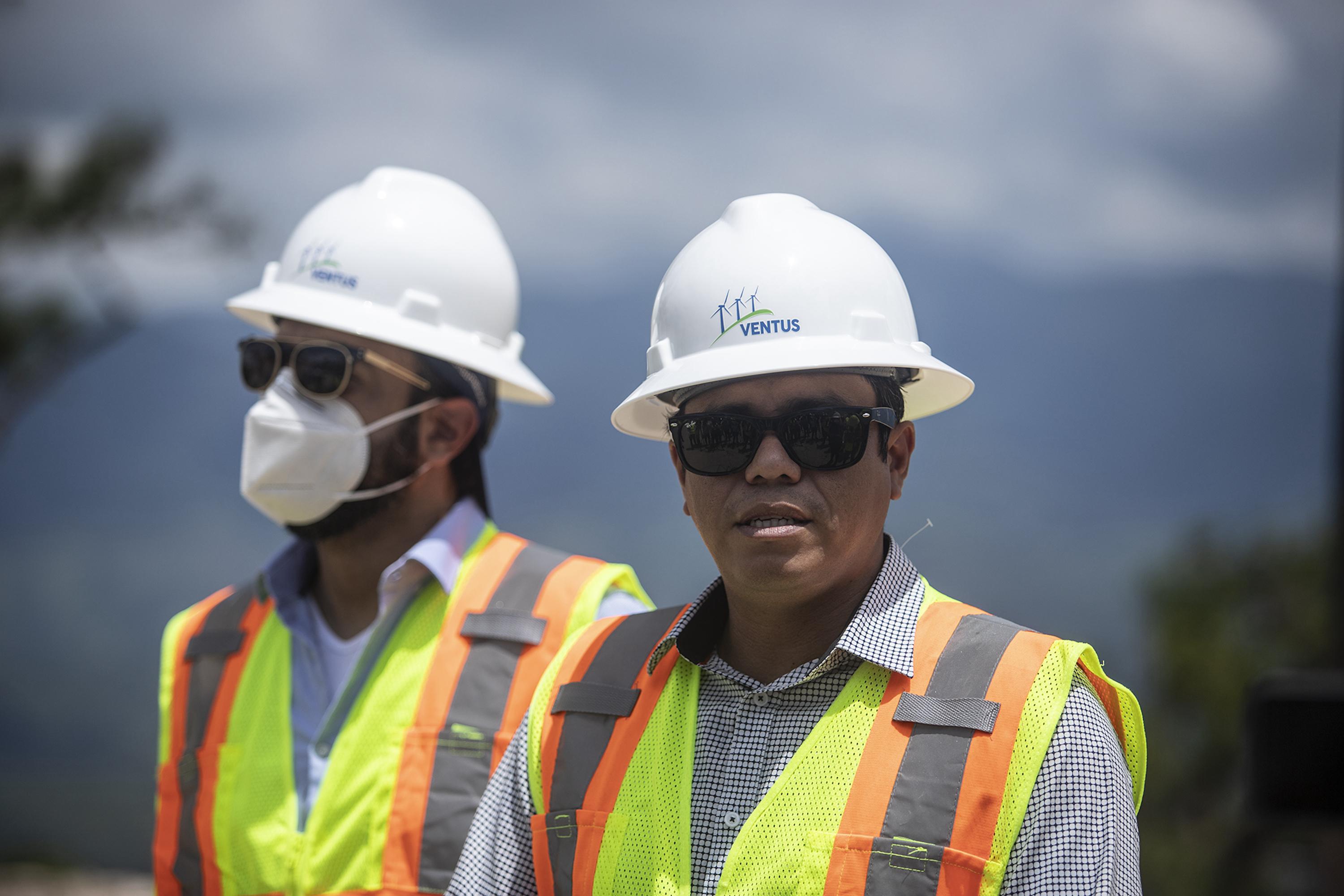 Salvadoran Treasury Minister Alejandro Zelaya in a press conference at the Metapán wind farm in October 2020. Photo: Carlos Barrera/El Faro