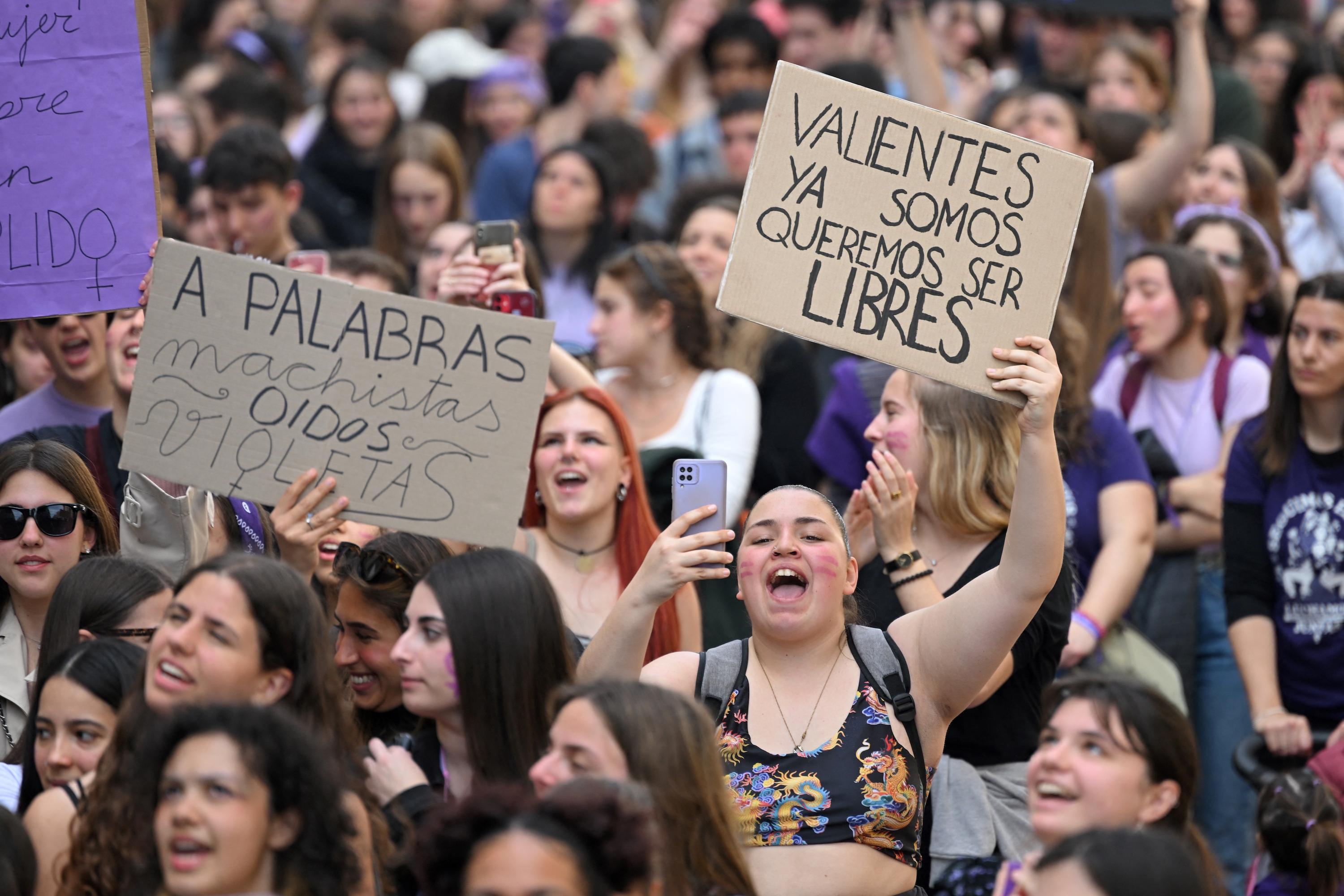 Mujeres marchan durante la conmemoración del Día Internacional de la Mujer en Barcelona, España. Foto: Lluis Gene / AFP.