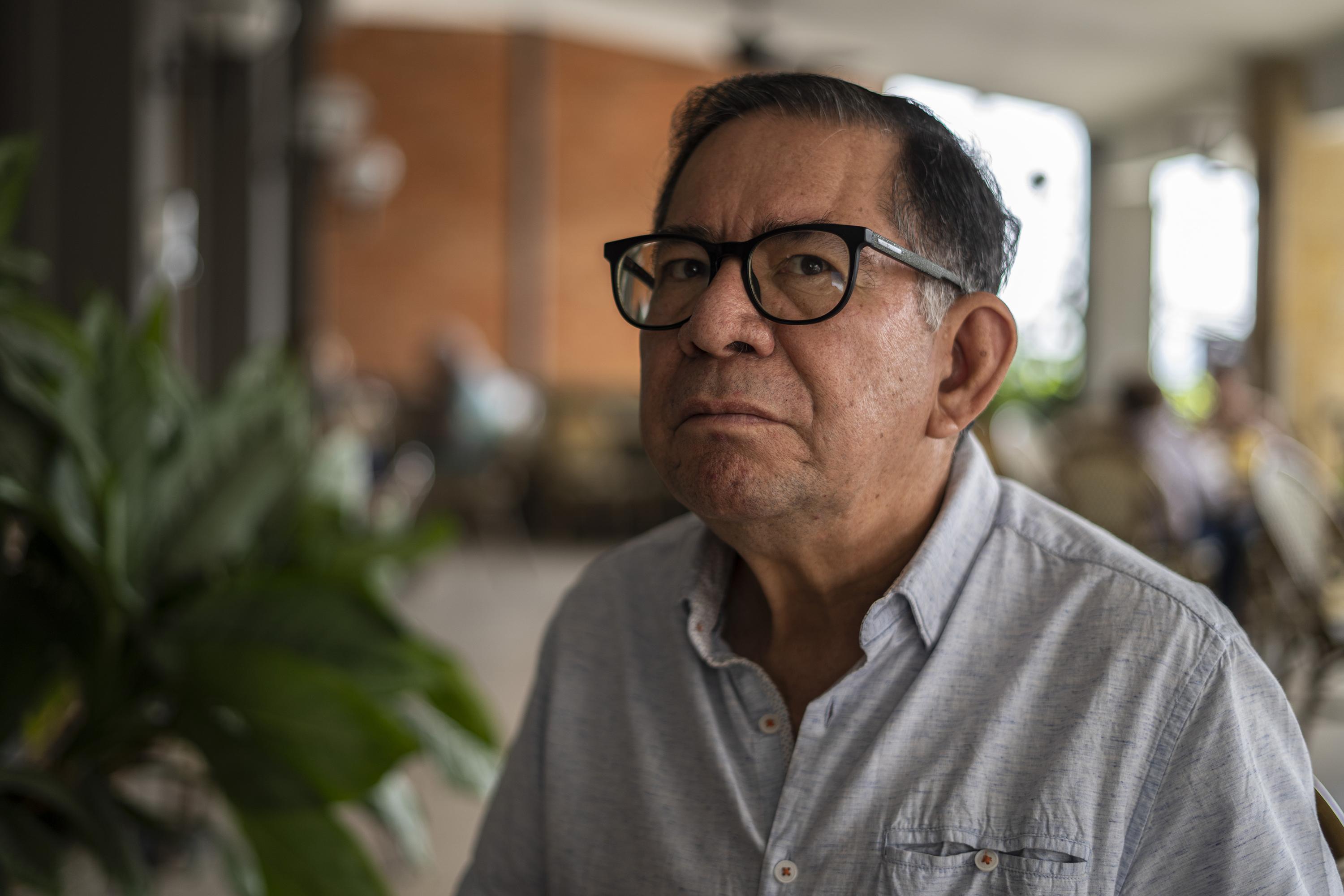 Este veterano dirigente del FMLN es de los pocos líderes del partido de izquierdas que da entrevistas y hace críticas directas al partido que gobernó el país entre 2009 y 2019. Foto de El Faro: Víctor Peña.