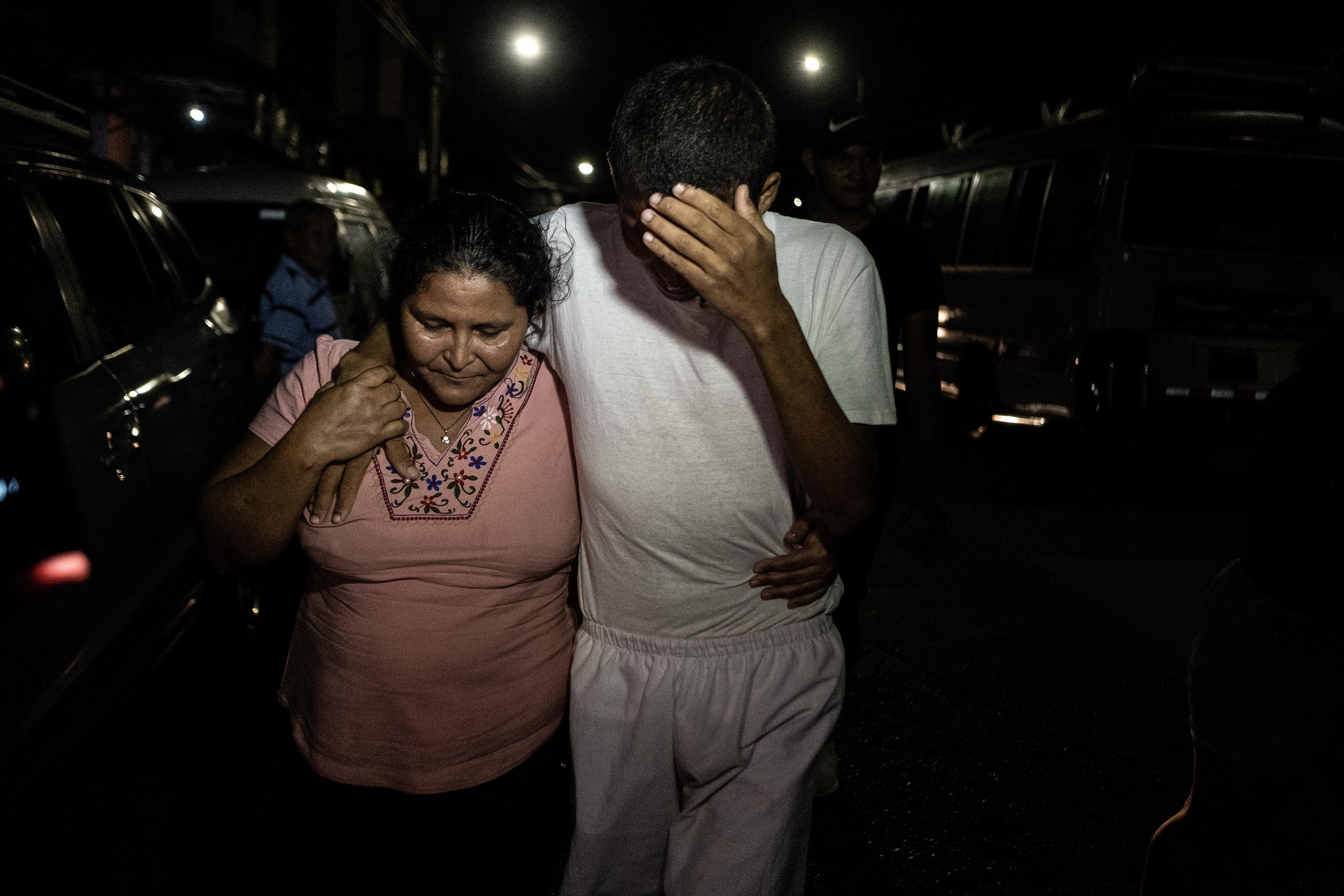 For one week, this mother was waiting for the release of her son outside a prison known as El Penalito, in San Salvador. The young man was released on September 26, 2022, after being imprisoned for three months. Photo: Carlos Barrera/El Faro