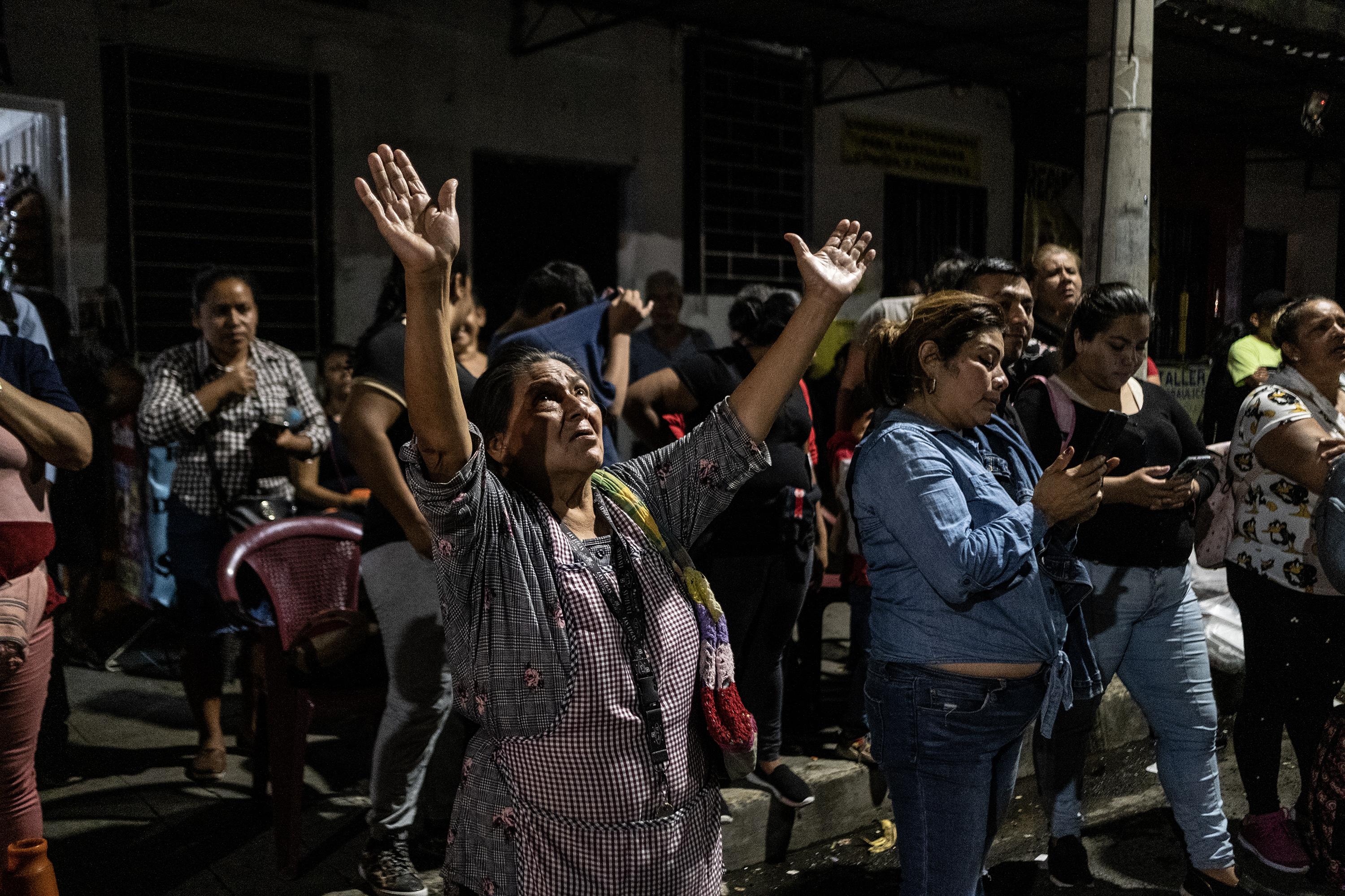 Relatives of detainees under the state of exception hold vigil outside El Penalito, a prison in San Salvador, hoping for the release of their loved ones. Photo: Carlos Barrera/El Faro