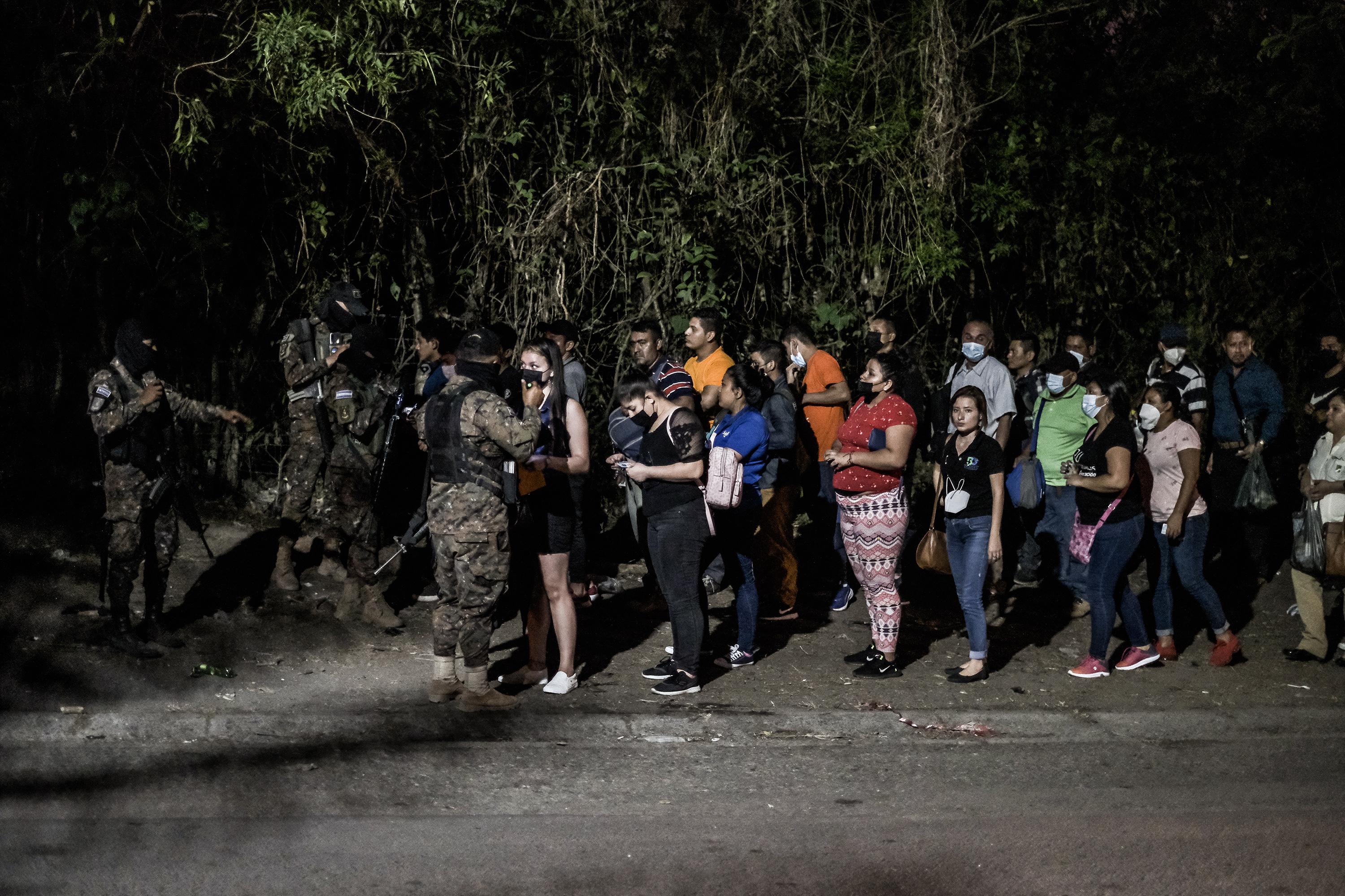 Soldiers inspect residents of Distrito Italia, Tonacatepeque, before letting them enter their neighborhood in April 2022. Photo: Carlos Barrera/El Faro