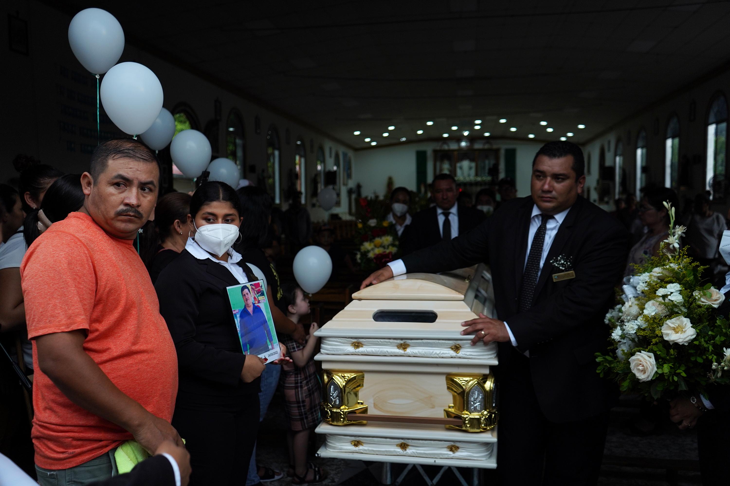 Don Paco’s burial in La Reina, Chalatenango, on August 26, 2022. Photo: Víctor Peña/El Faro