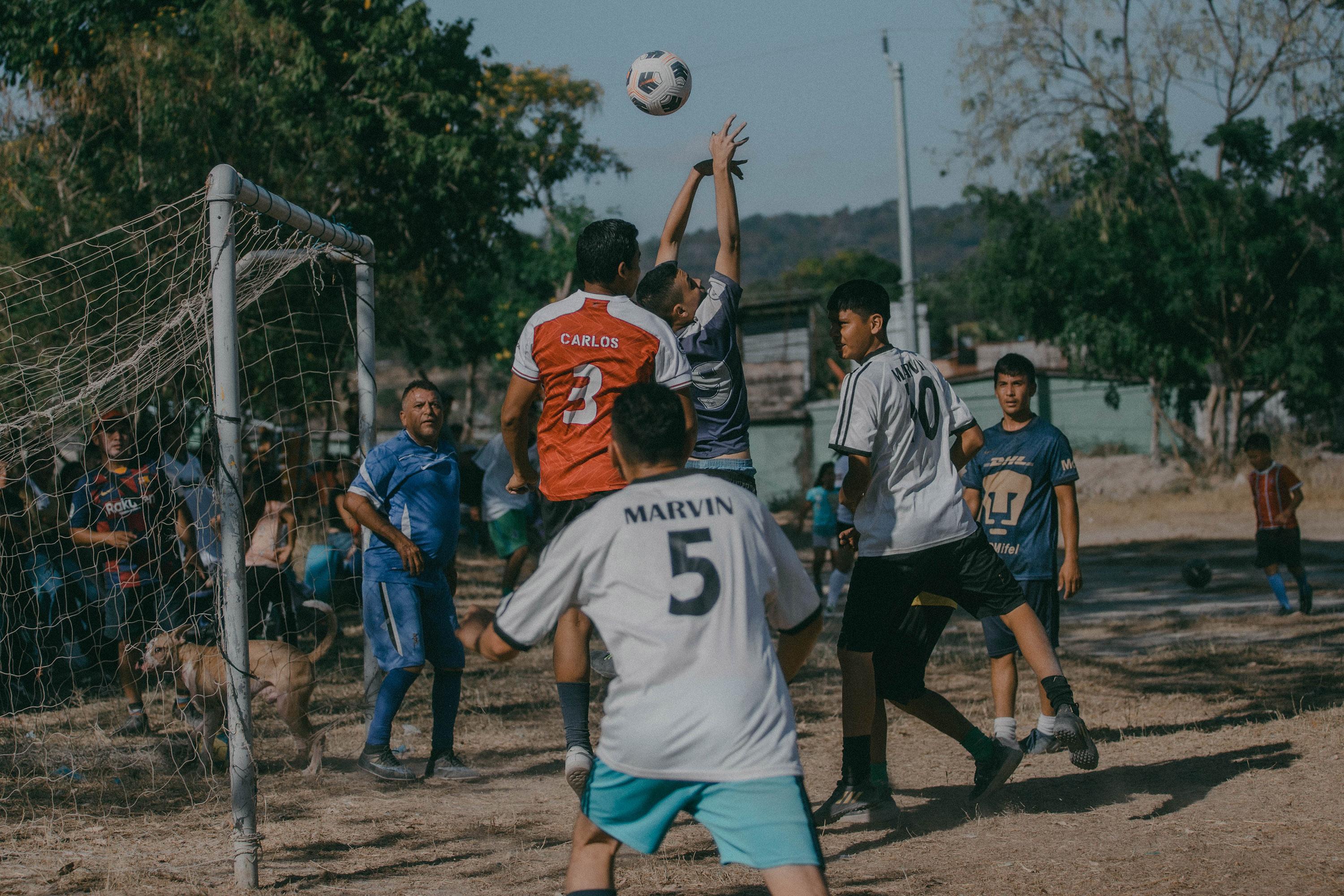 Residents of Las Cañas during the community soccer game that organizers dubbed the ‘ charamuscón ,’ or the ‘great pick-up game.’ Photo: Carlos Barrera/El Faro
