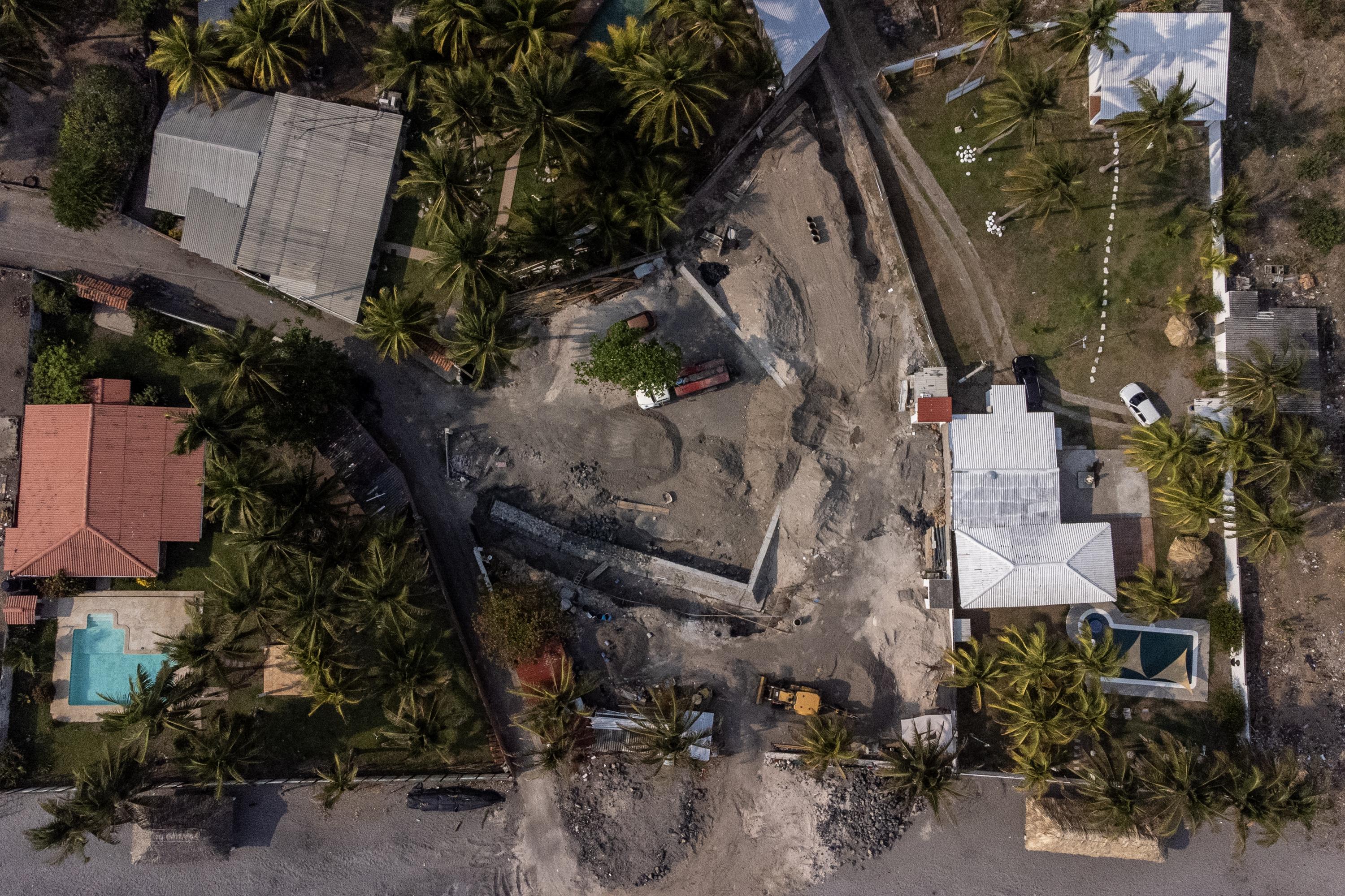 Propiedad ubicada en la playa Las Hojas, en la que reos en fase de confianza del Centro de Detención Menor de Zacatecoluca realizan trabajos de construcción. Foto de El Faro: Carlos Barrera