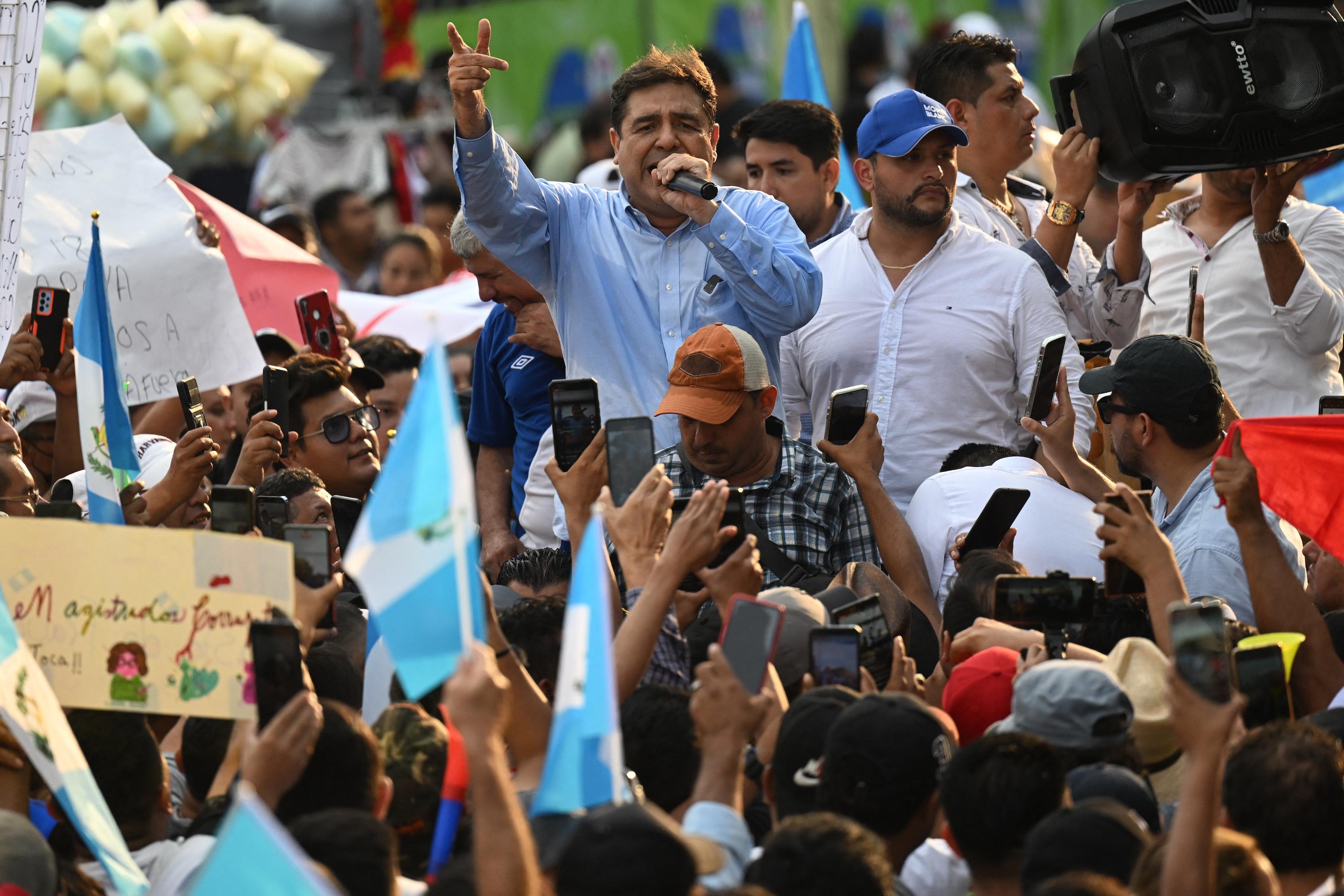 Guatemalan presidential candidate for the Prosperidad Ciudadana party Carlos Pineda speaks to supporters at Constitution Square in Guatemala City on May 20, 2023, the day after a court in Guatemala suspended his candidacy while he led the polls. Photo Johan Ordóñez/AFP