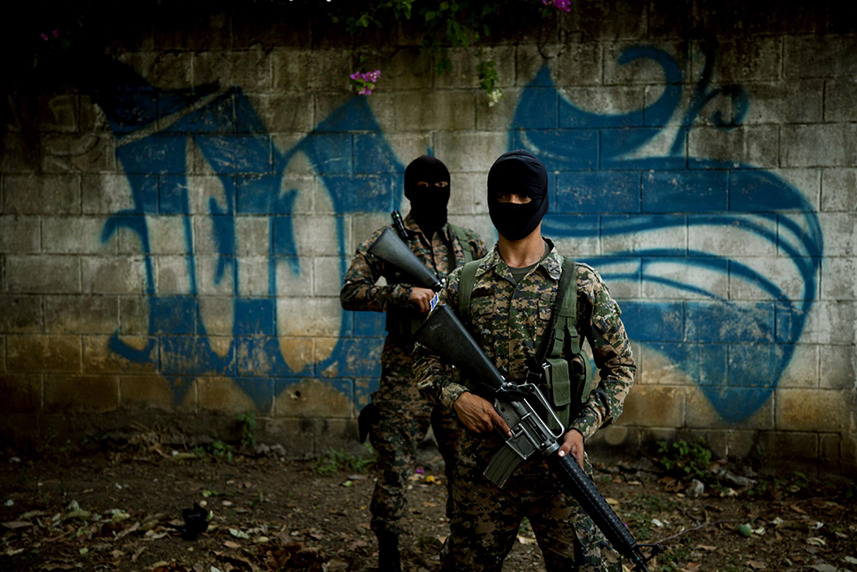 On April 4, 2016, the National Civil Police and Armed Forces carried out a joint operation outside the Quezaltepeque Prison in La Libertad to erase graffiti from the Mara Salvatrucha in Colonia El Rosal. Photo: Víctor Peña/El Faro