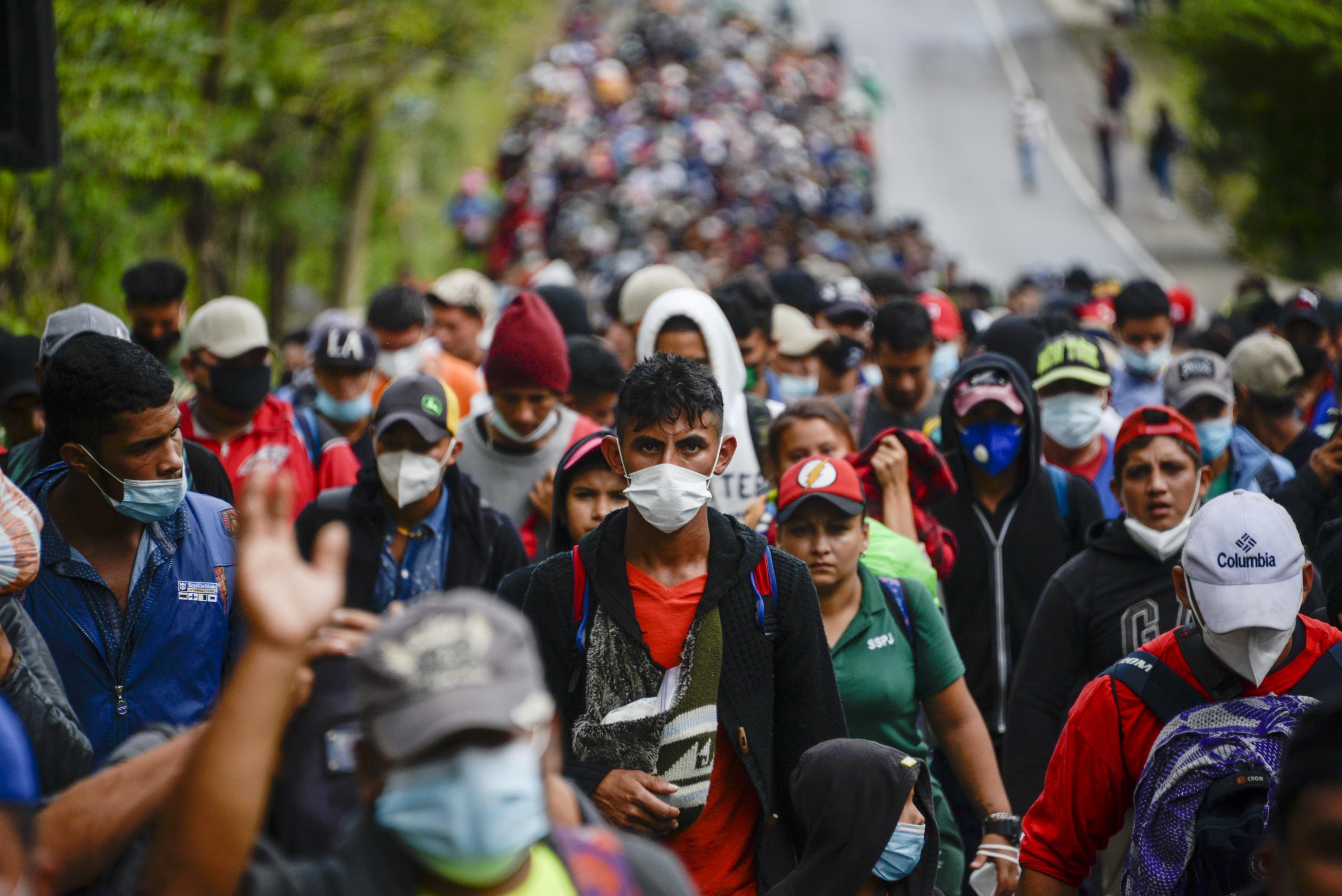 Migrantes hondureños, parte de una caravana que pretende llegar a Estados Unidos caminan sobre una carretera en Camotán, Guatemala, el 16 de enero de 2021. Foto: Johan Ordóñez / AFP.