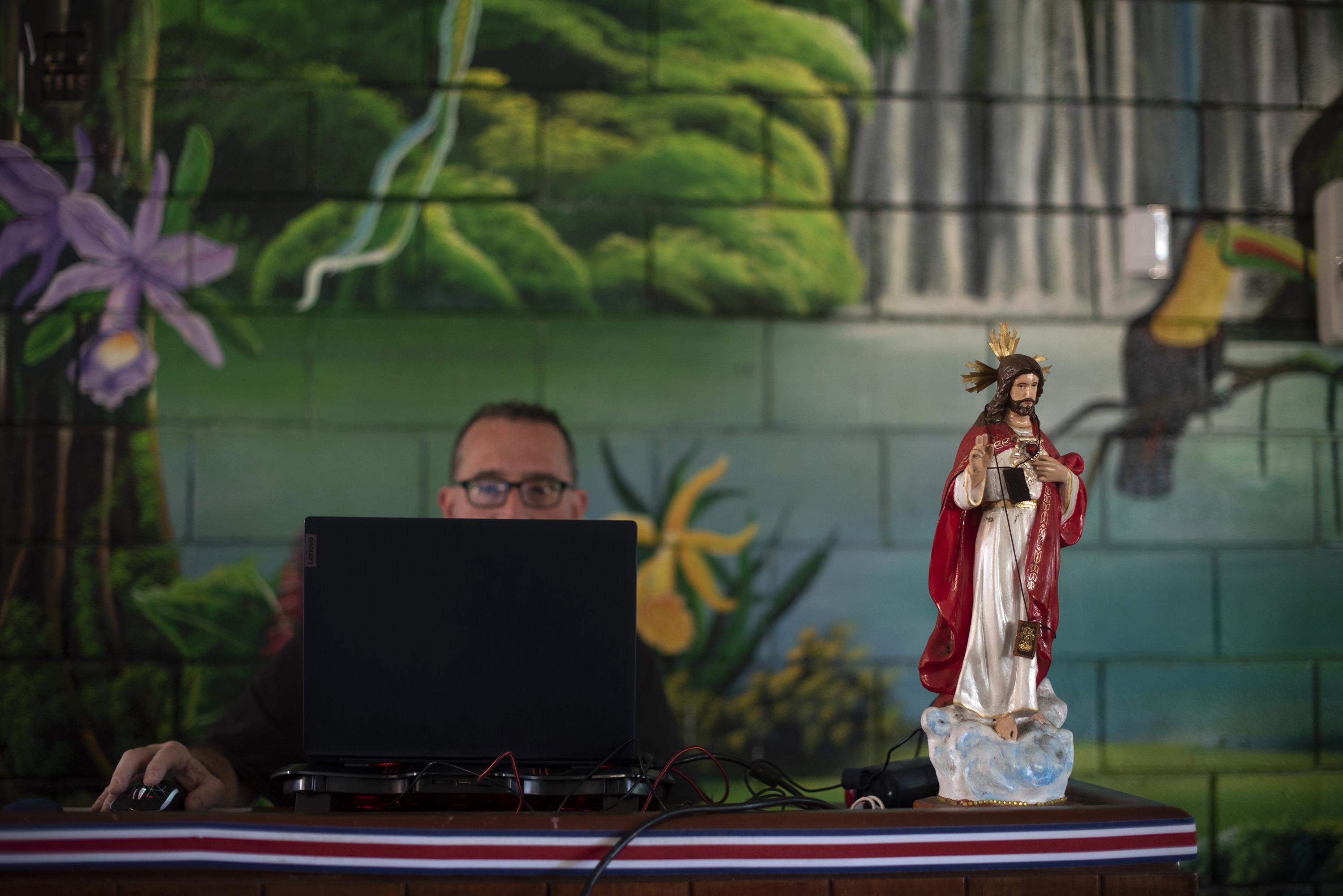 En la escuela pública Costa Rica, cerca de la capital, un funcionario intentaba conectar la computadora a la transmisión del partido cuando aún los locales tenían fe en un 