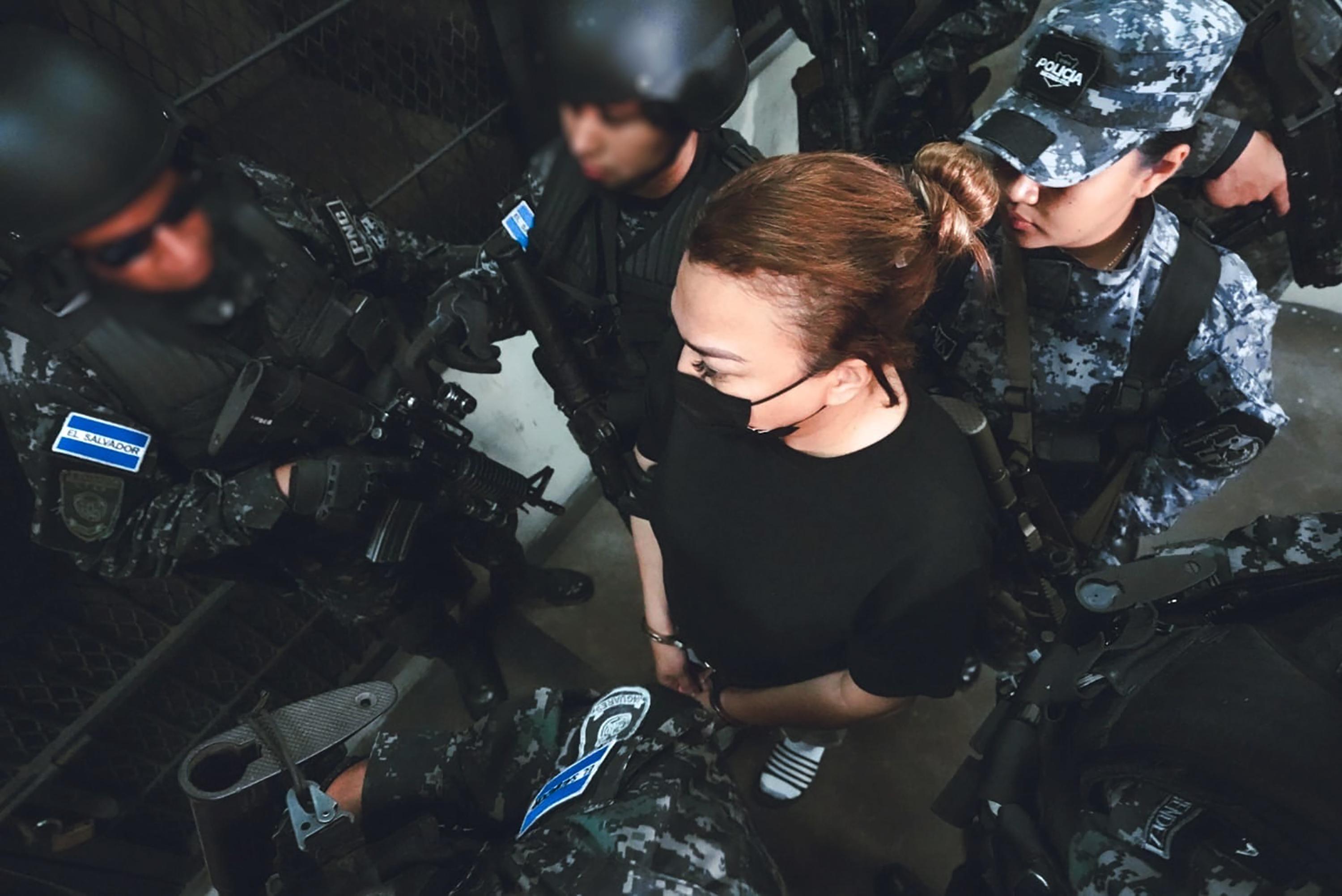Flanked by heavily armed police officers, former Soyapango Mayor attends her first hearing on Jan. 14, 2023, for charges of embezzlement and misapproporiation of municipal funds. Photo: Attorney General