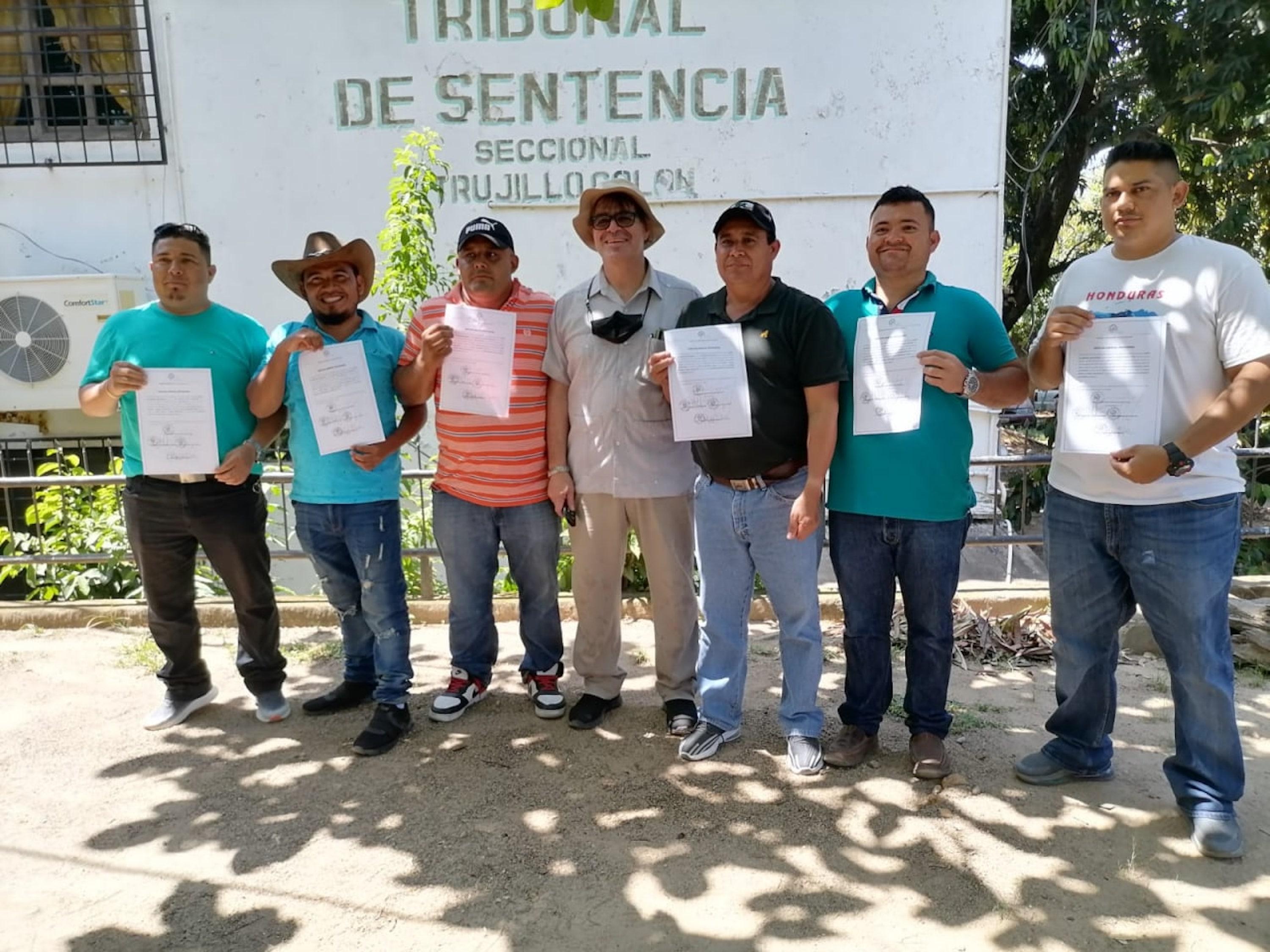 El 24 de marzo de 2022, los defensores del río Guapinol recibieron sus cartas de libertad. Foto cortesía de Dalila Santiago - Comité Municipal de Defensa de los Bienes Comunes y Públicos.