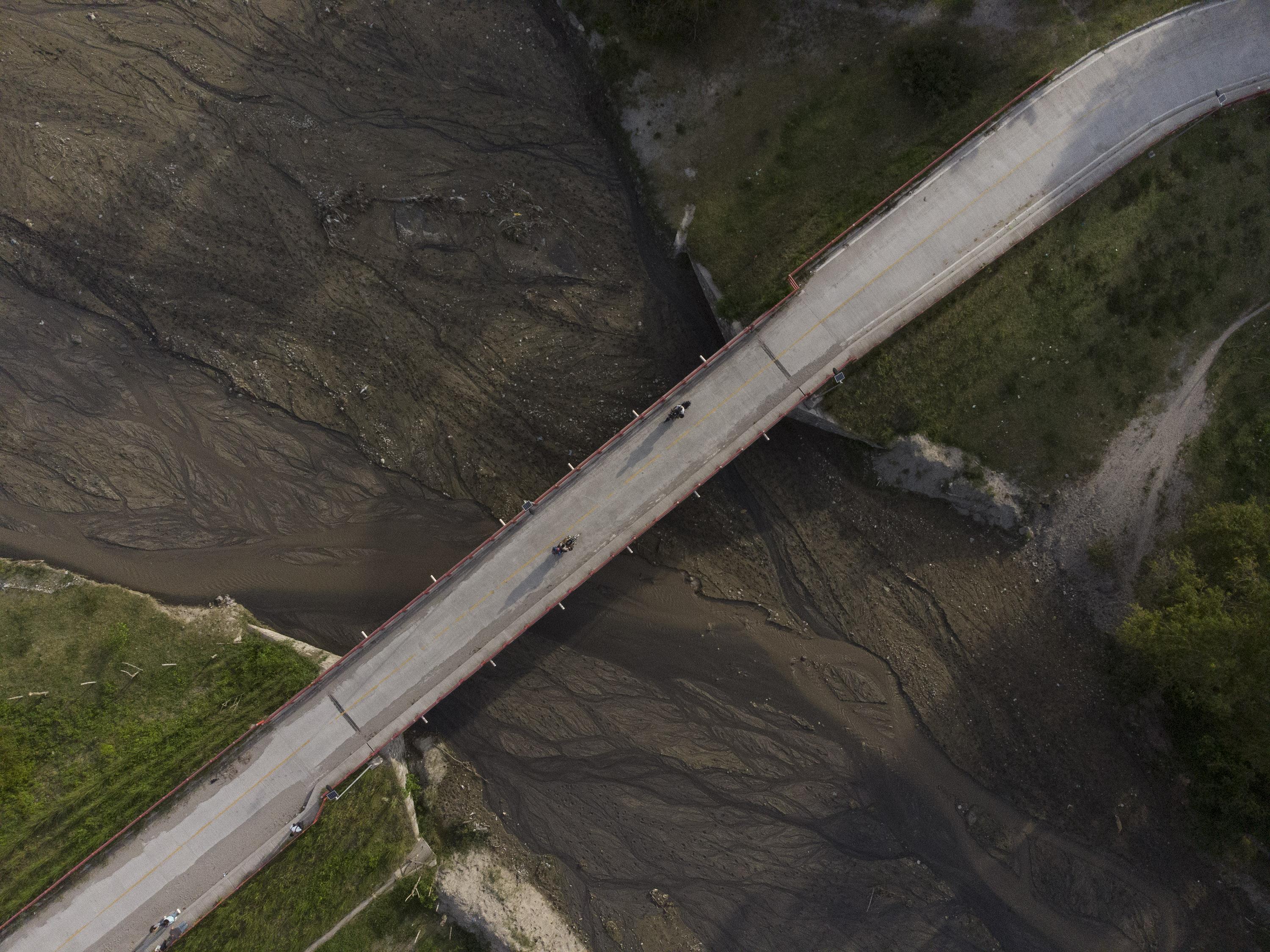 El puente construido en el 2021 conectó al cantón Las Lomas con el resto del municipio de San Bartolomé Perulapía. En ese lugar, durante las tormentas invernales, era imposible entrar o salir del cantón Las Lomas. Foto de El Faro: Carlos Barrera