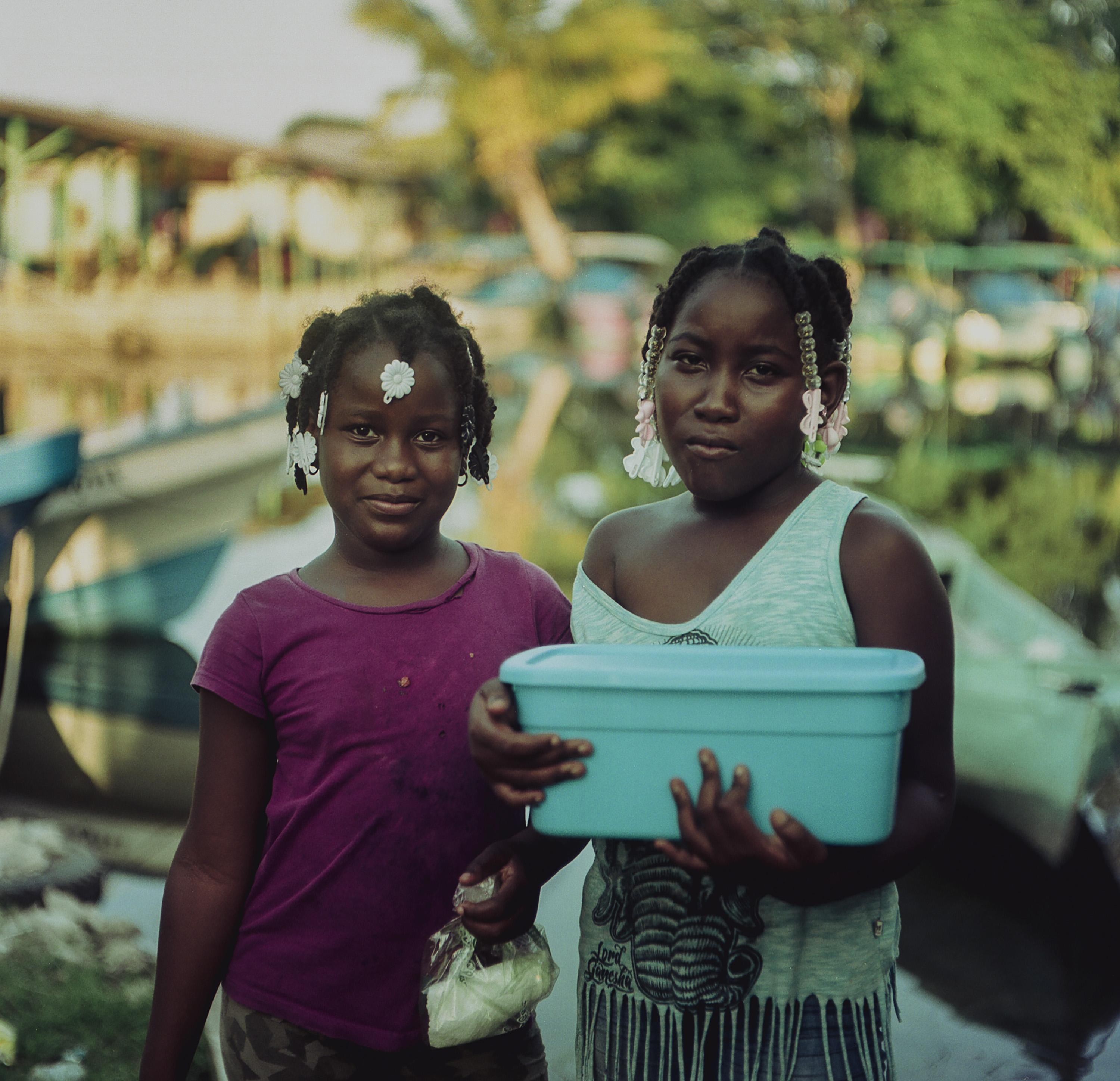 When the Covid-19 pandemic arrived, sisters Daisy and Janira halted their studies in Nueva Armenia to help their mother sell casabe, traditional Garifuna cassava tortillas. Honduran authorities say 40 percent of the nation’s children dropped out of school during the pandemic. Access to education in Garifuna communities, as in the rest of Honduras, is precarious at best. Due to family hardships, many children have not returned to hybrid online and in-person classes.