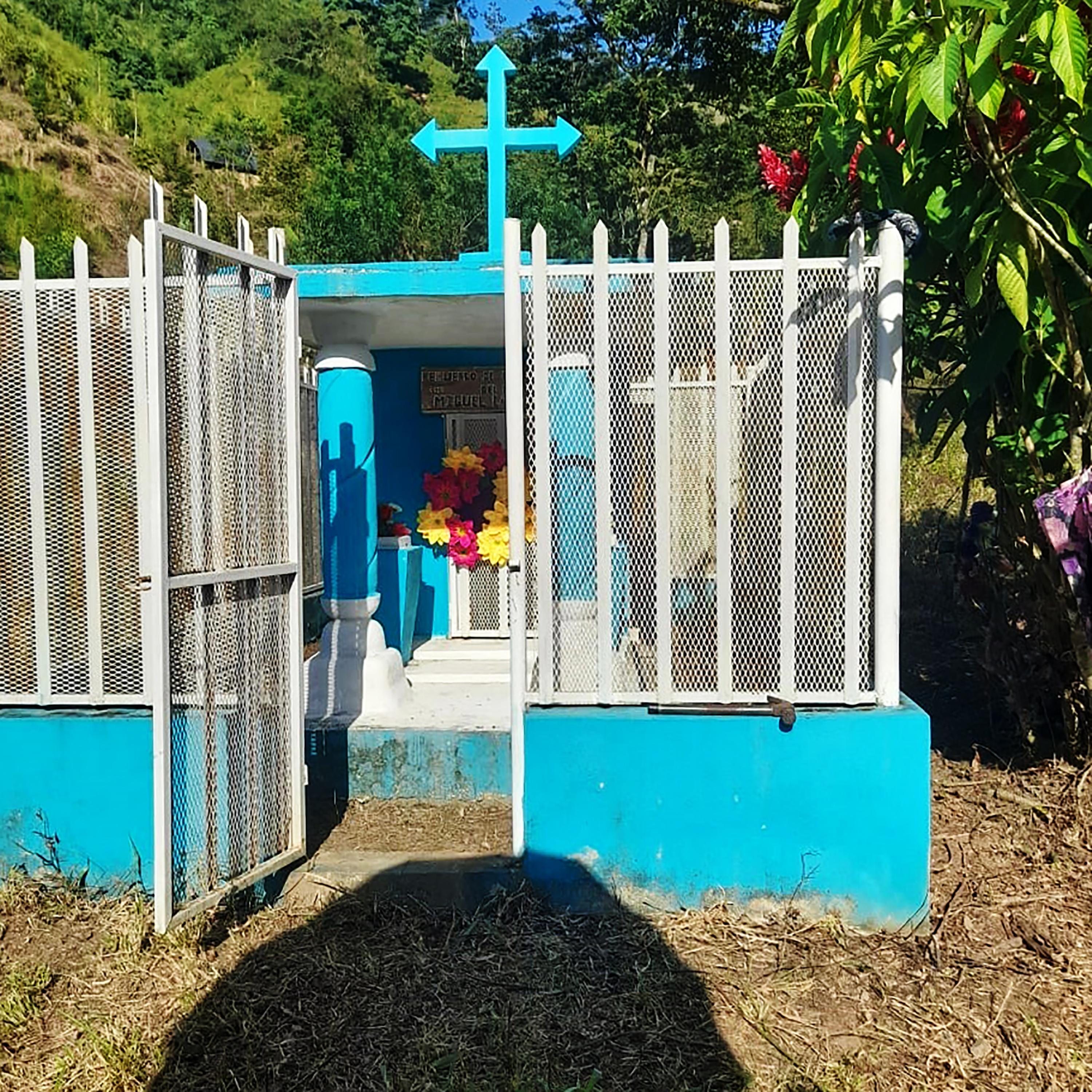 El sepulcro y panteón de Jefferson Rodríguez en el municipio de Murra, departamento de Nueva Segovia, Nicaragua, donde todavía viven su madre y un hermano. Foto de El Faro: cortesía de María Sayra Vargas.