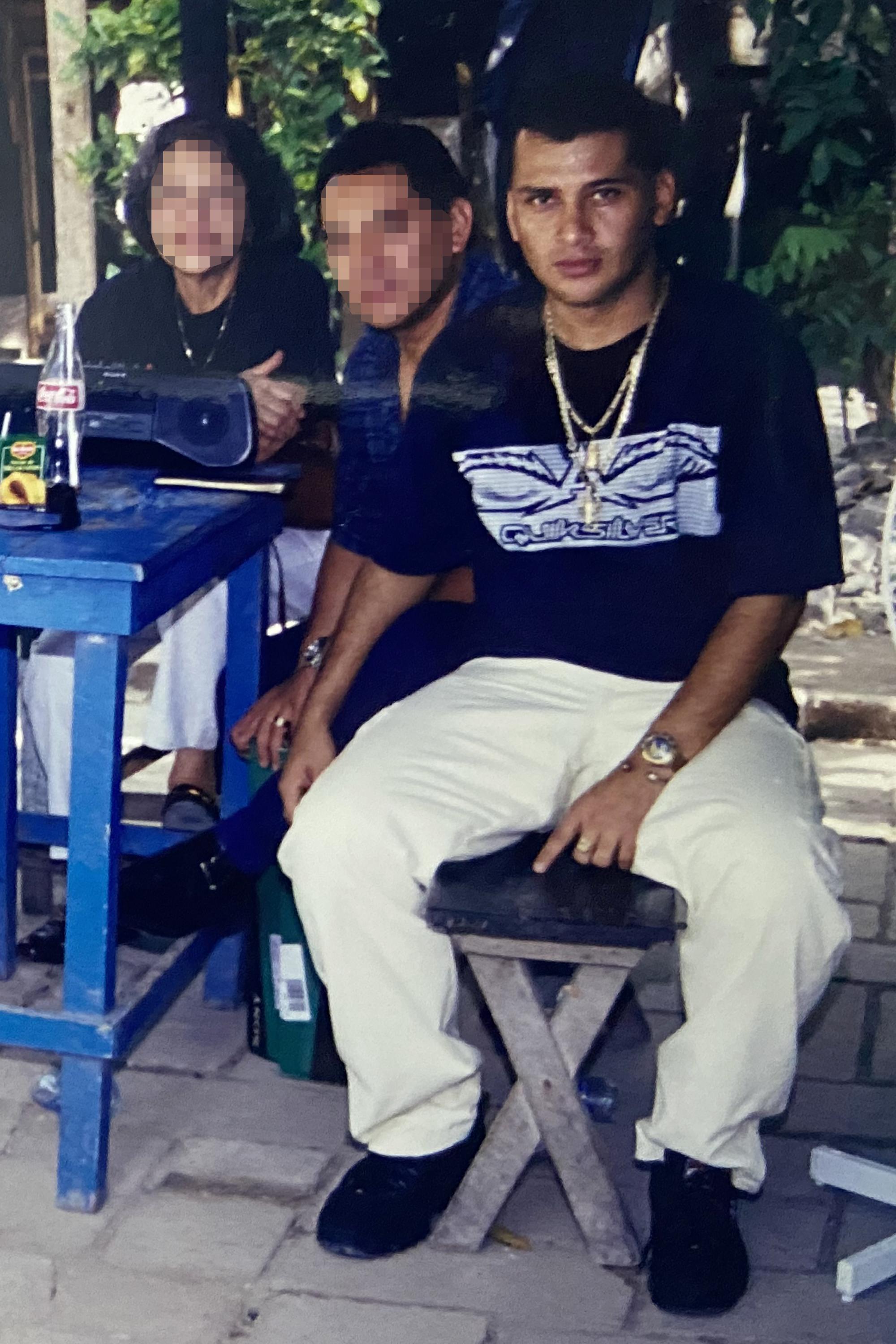 José Edgardo Bruno Ventura fue condenado a prisión en 1992 por el asalto a mano armada a una vivienda de Llano Verde, Ilopango. Durante su paso por prisión se convirtió en el líder absoluto de La Raza, la mayor pandilla carcelaria que ha existido en El Salvador. Fotografía tomada al interior de Mariona a finales de los 90.