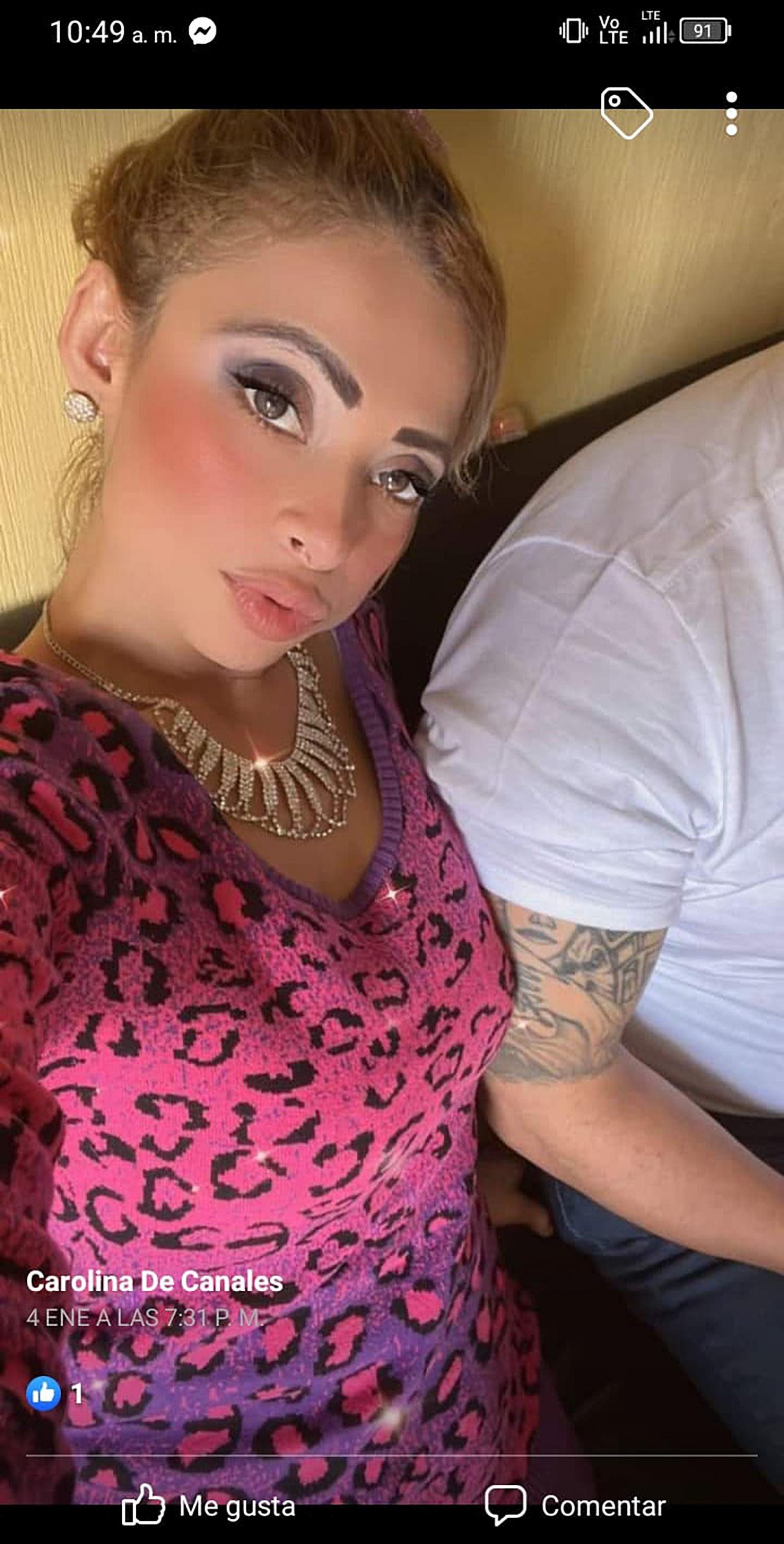 En esta imagen subida por Yesi Chávez a su red social puede identificarse uno de los tatuajes que Crook lució en algunas fotos que le tomaron durante la tregua: la silueta de una mujer de labios oscuros en su brazo. 